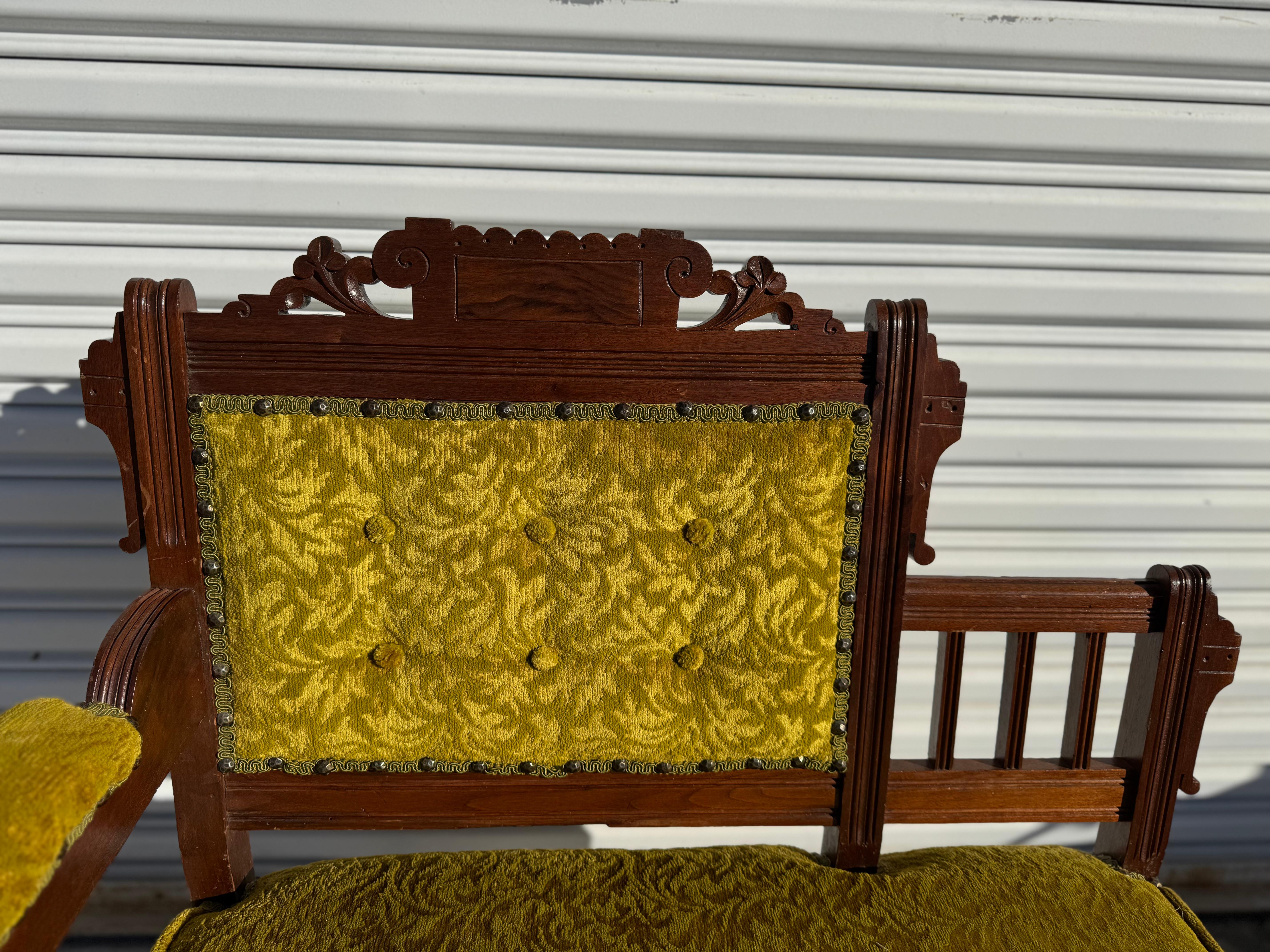 Noce Sedia Gossip Eastlake d'epoca in noce e velluto verde oliva in vendita