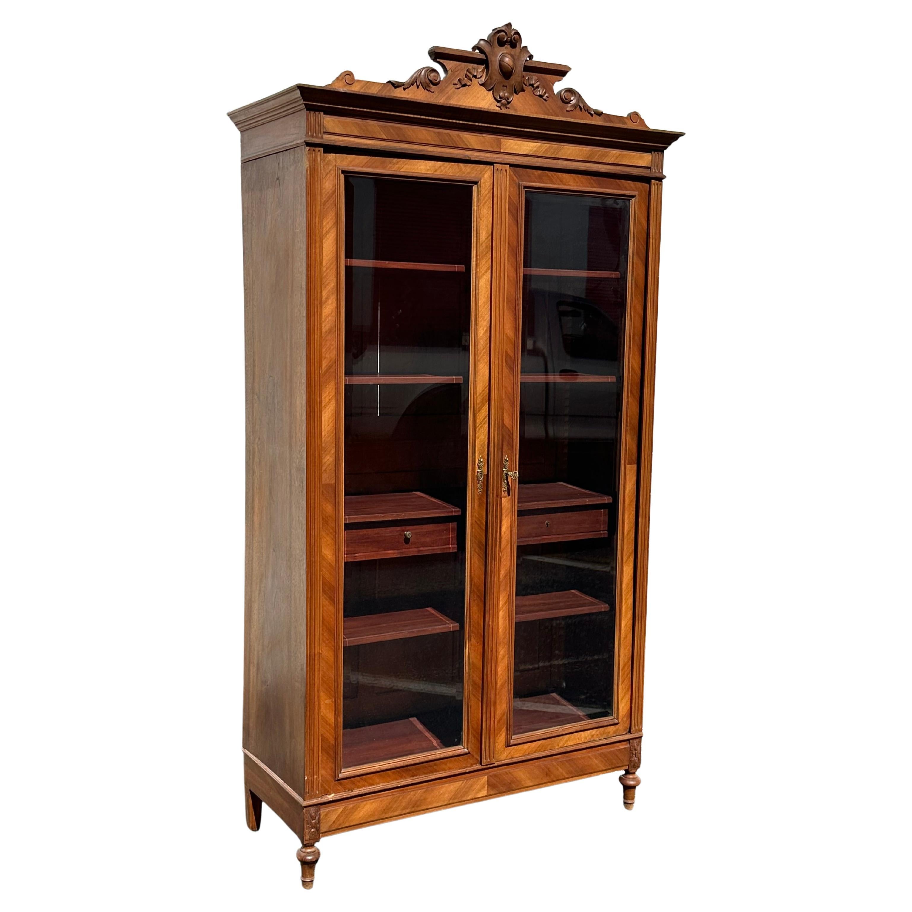 Bibliothèque victorienne en noyer sculpté et bois ronceux Eastlake