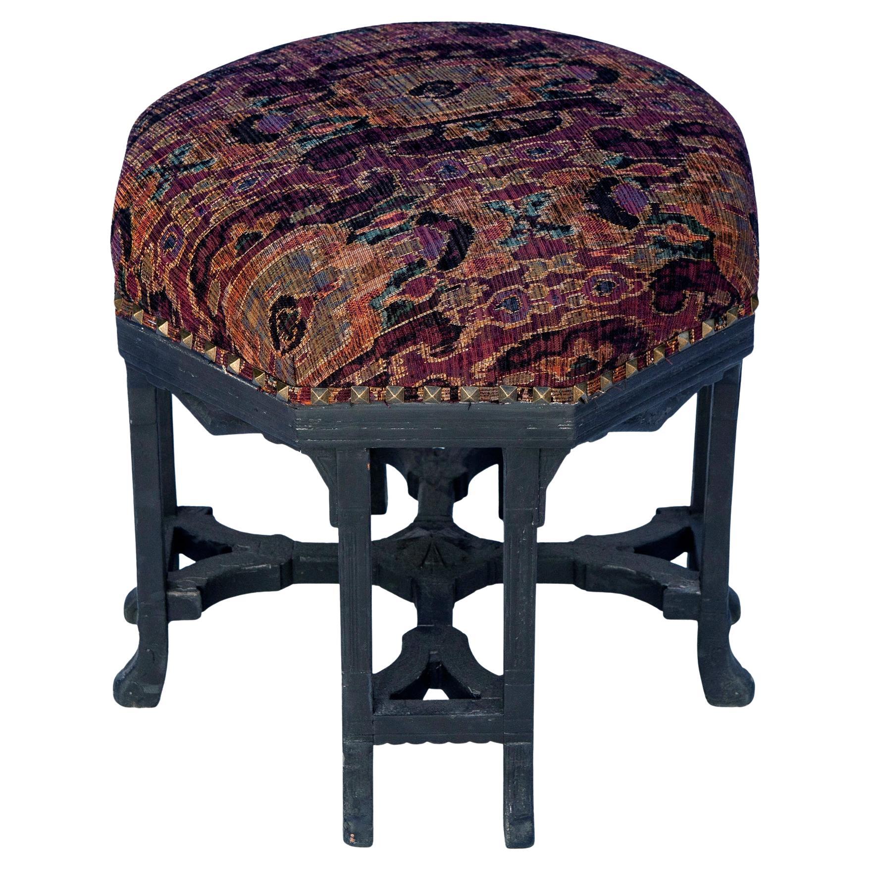 Eastlake Victorian, ottoman octogonal haut original fait à la main. 
Nouvellement tapissée dans un tissu jacquard Ikat coloré de style Boho de Karlotta avec un fond noir. 
Le noyer peint a été repeint dans une finition anthracite mate. Des têtes de