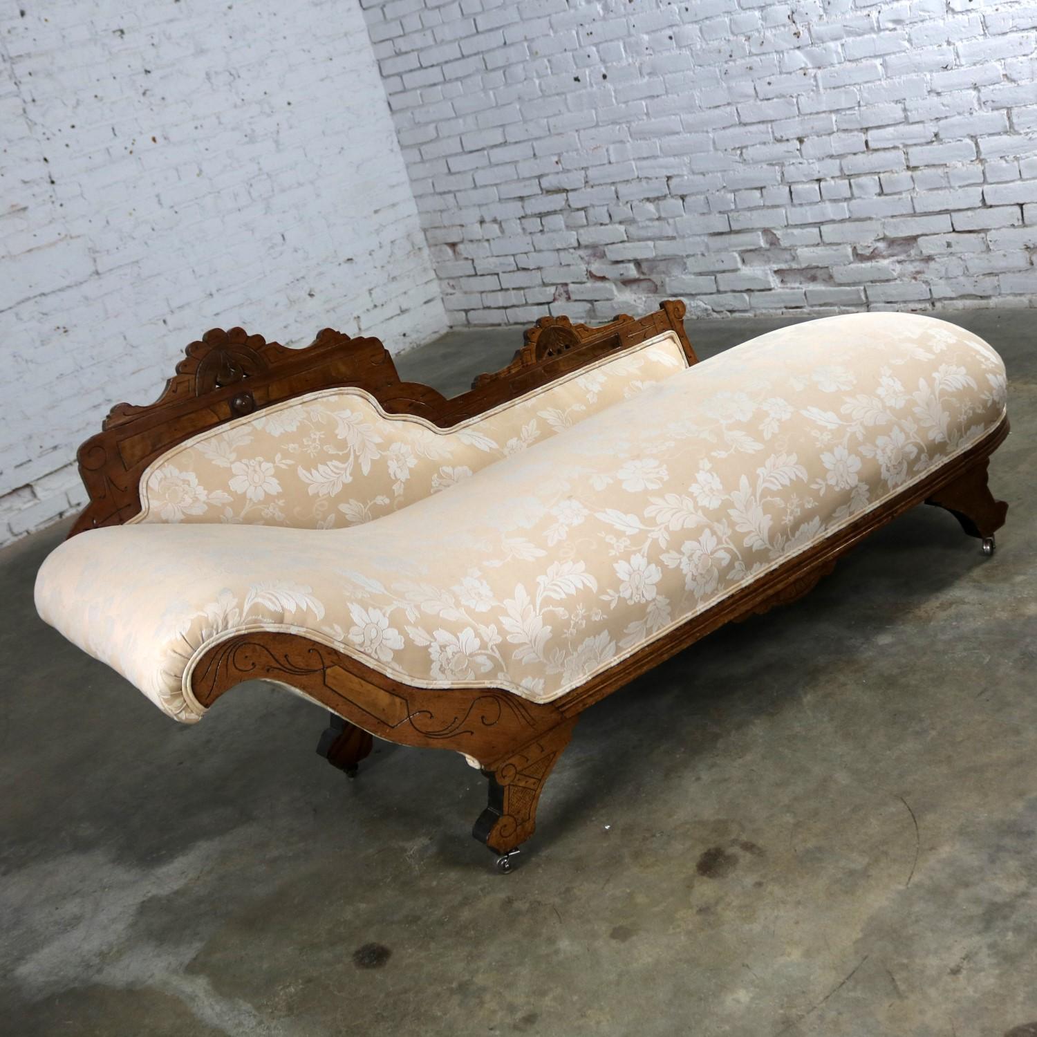 Gorgeous Eastlake Victorian Récamier, daybed, chaise, or fainting couch. In fabulous antique condition and upholstered in a peachy rose-colored damask fabric, circa late 19th century 1870-1890.

A fainting couch by any other name is still a