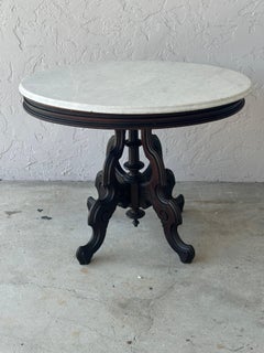 Mesa auxiliar ovalada de Eastlake, de madera y mármol blanco, para el salón