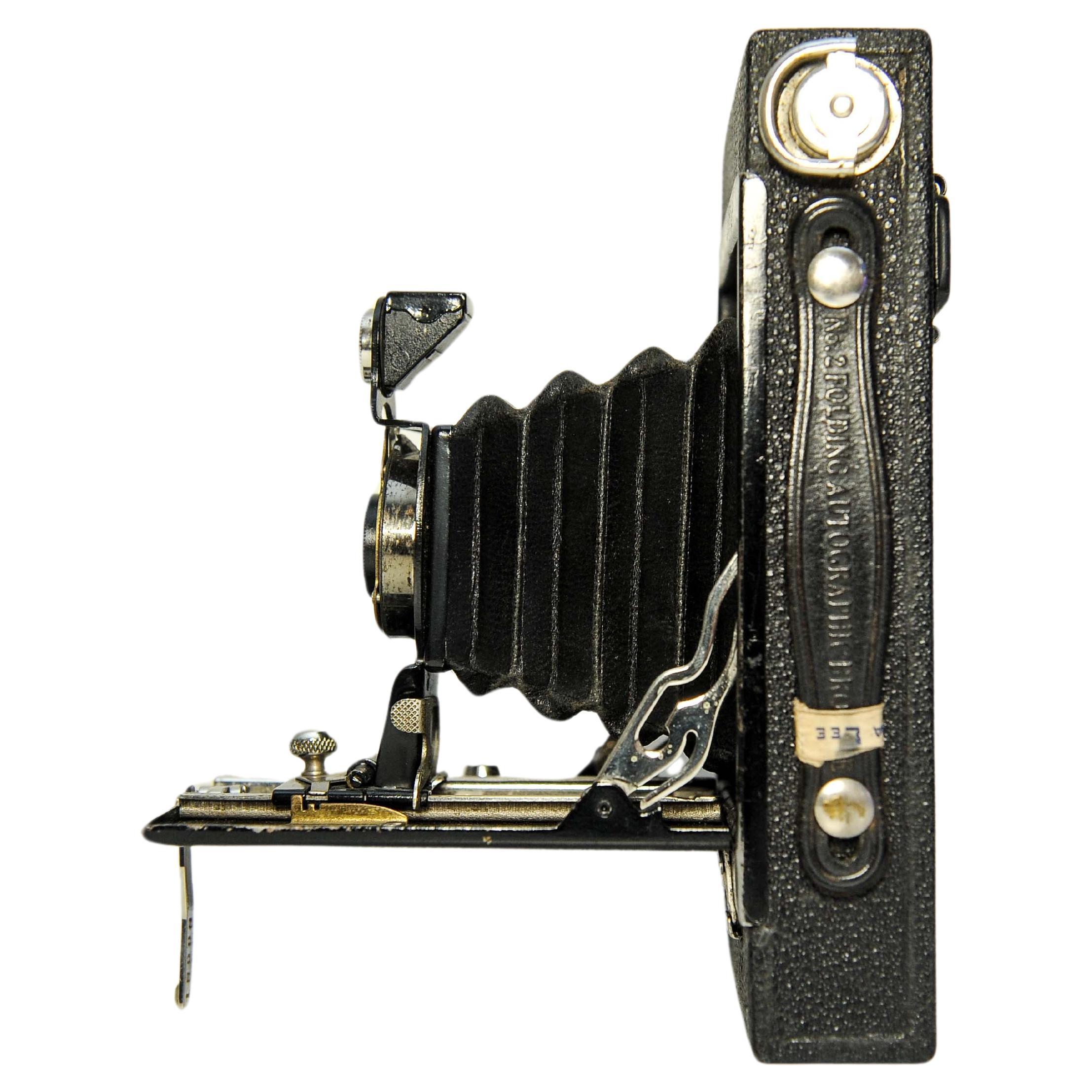 Eastman Kodak Co No. 2 Folding Autographic Brownie Folding Below Camera Eastman Kodak Co. Rochester NY USA 

Le Kodak No. 2 Folding Autographic Brownie était un appareil photo pliable pour le film Autographic de type 120. Plus d'un demi-million de