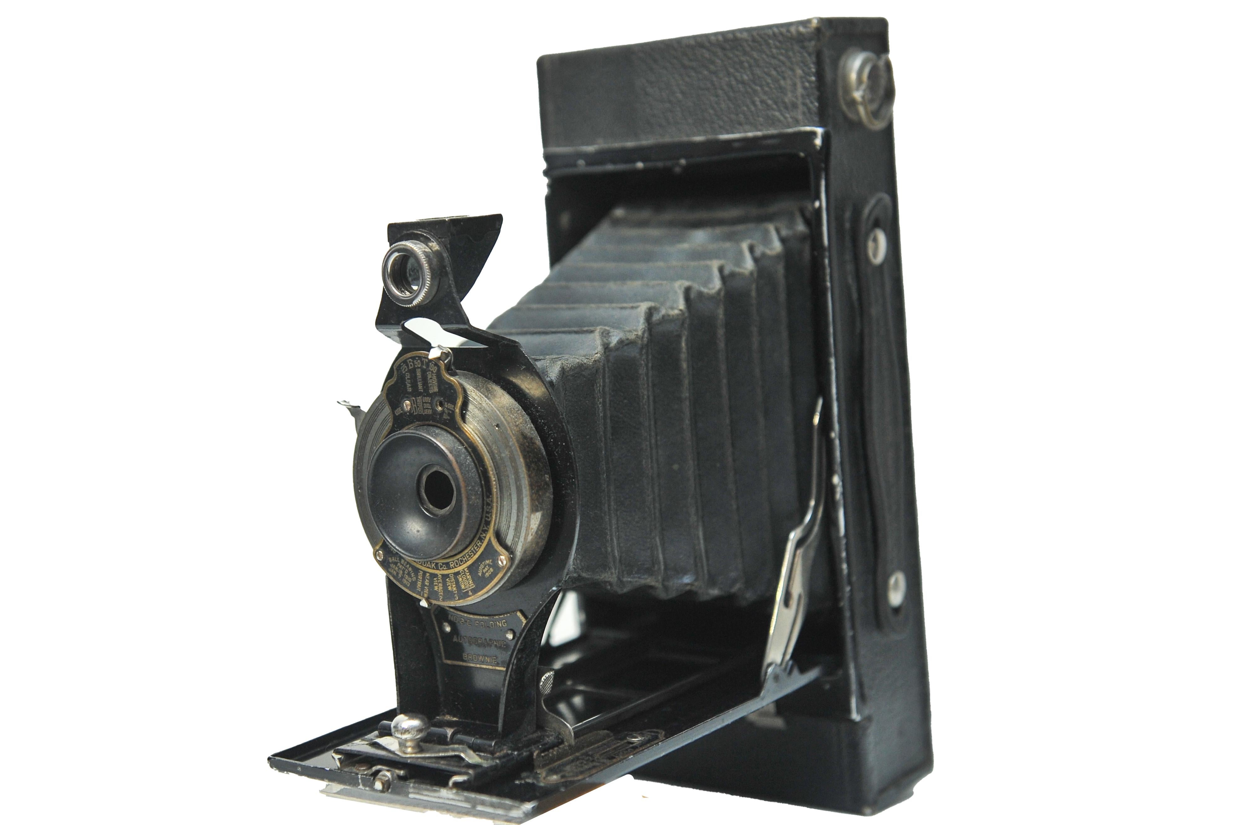 Eastman Kodak Co. Rochester NY USA No. 2C Autographic Brownie Folding Below Camera Within a Rarerered Square Ended Case

Prend 130 Film 

Introduit : Mai 1916
Abandonné : 1926