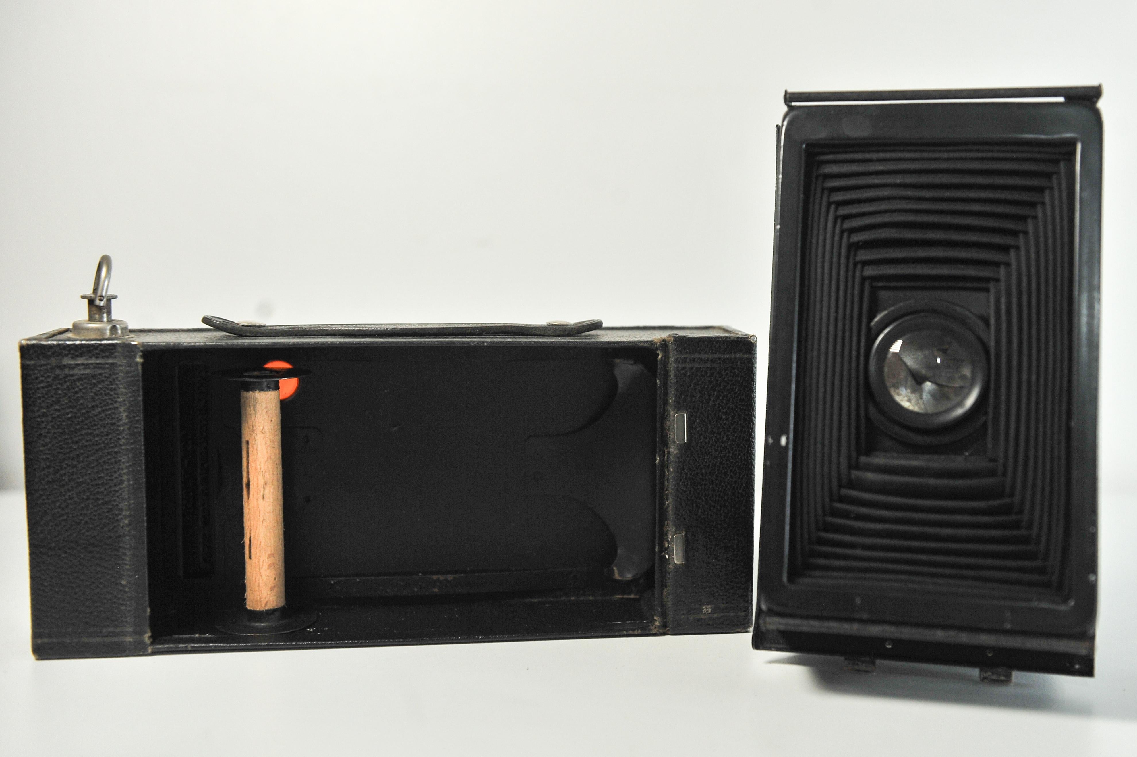 Américain Eastman Kodak Co No. 2C Folding Autographic Brownie Folding Below Camera en vente