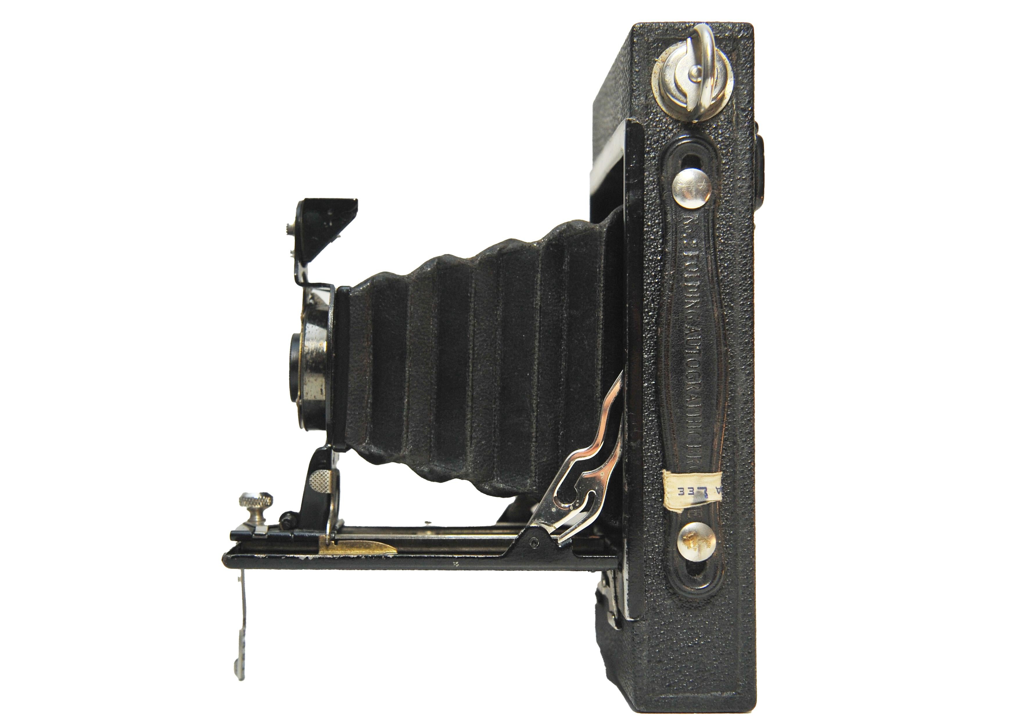 Eastman Kodak No 2 Foldes Autographic Brownie 120 Film Bellow Camera

Il s'agit d'un appareil photo brownie autographique pliant Kodak No 2 datant de 1915-1917. Les boîtes à bords carrés ont été remplacées par des boîtes courbes en 1917.

Fabriqué
