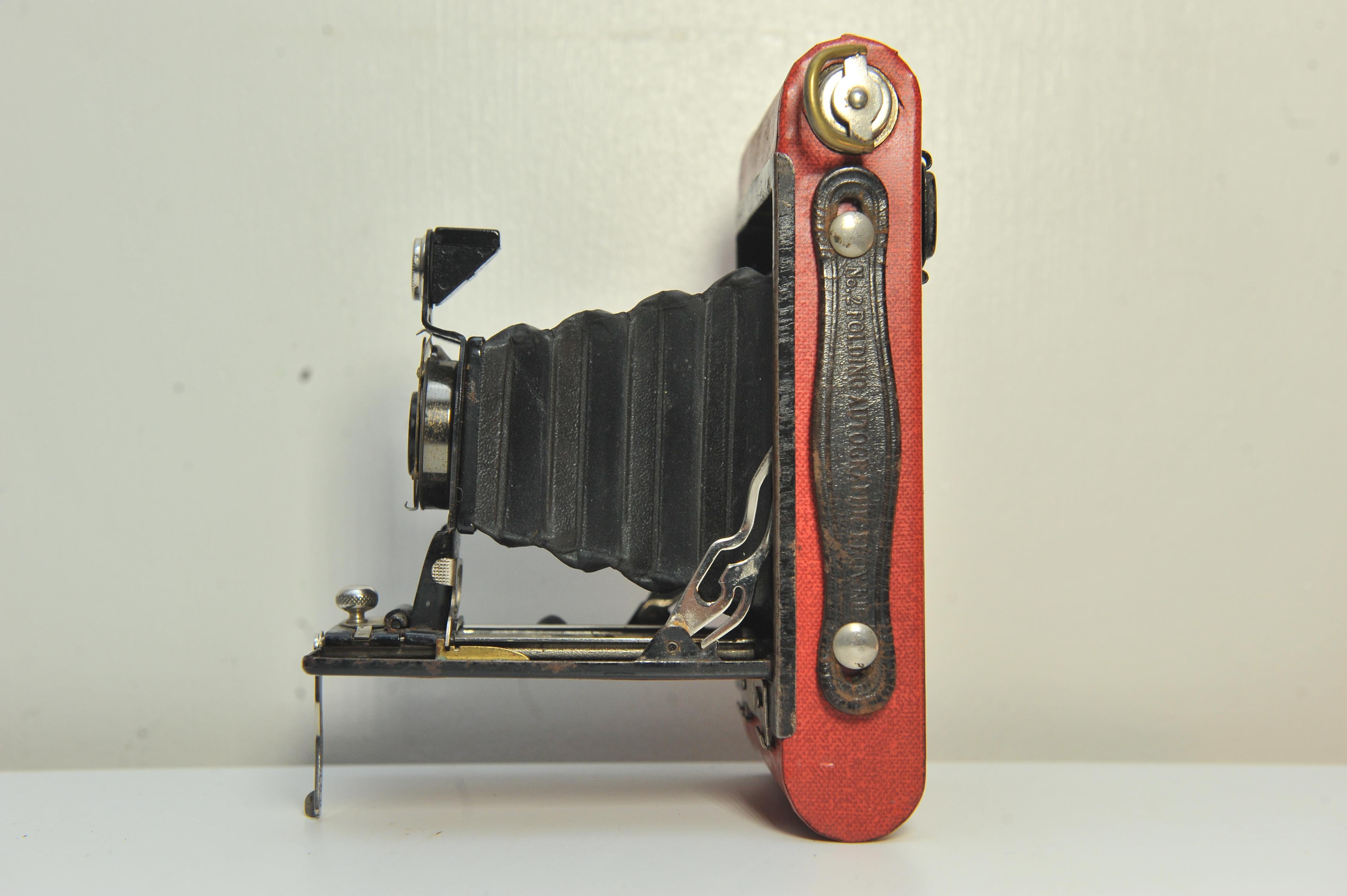 Eastman Kodak No 2 Folding Autographic Brownie Folding Bellows Camera In Red

Fabriqué entre 1915 et 1926
Accepte les pellicules de 120
Avec obturateur à roulement à billes Kodak 
