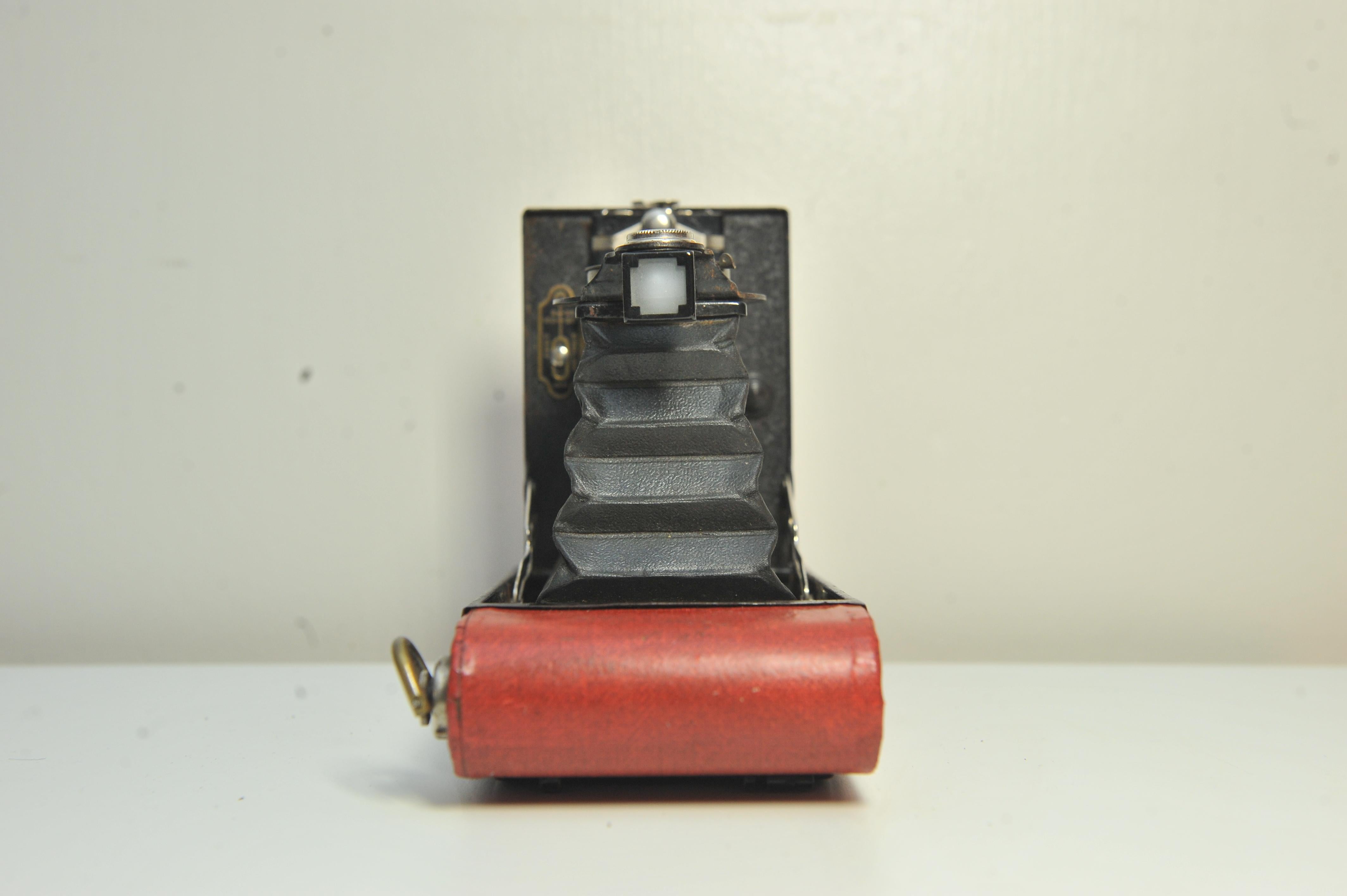 Américain Eastman Kodak No 2 Folding Autographic Brownie Folding Bellow Camera en rouge en vente