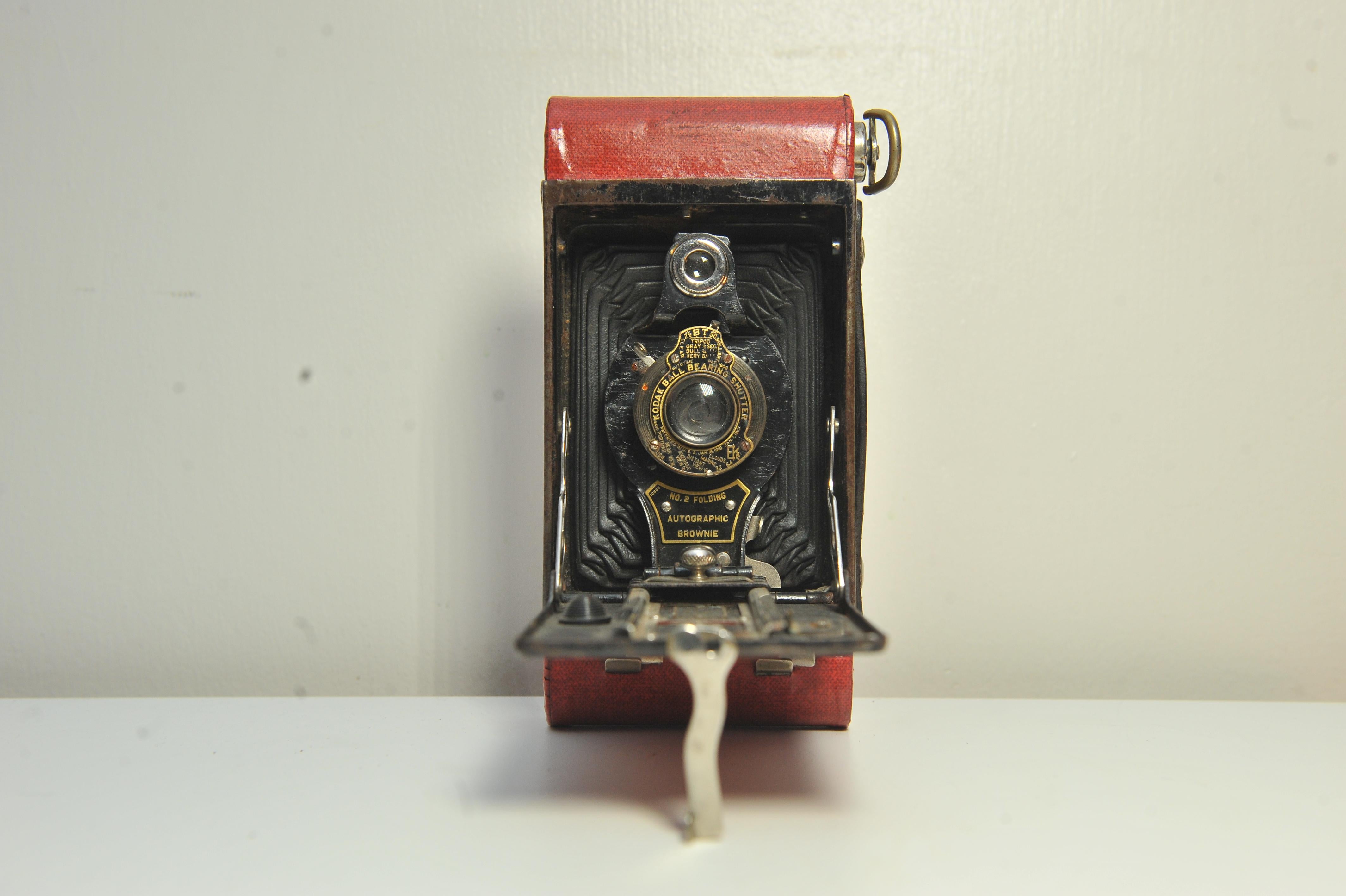 Eastman Kodak No 2 Folding Autographic Brownie Folding Bellow Camera en rouge Bon état - En vente à High Wycombe, GB