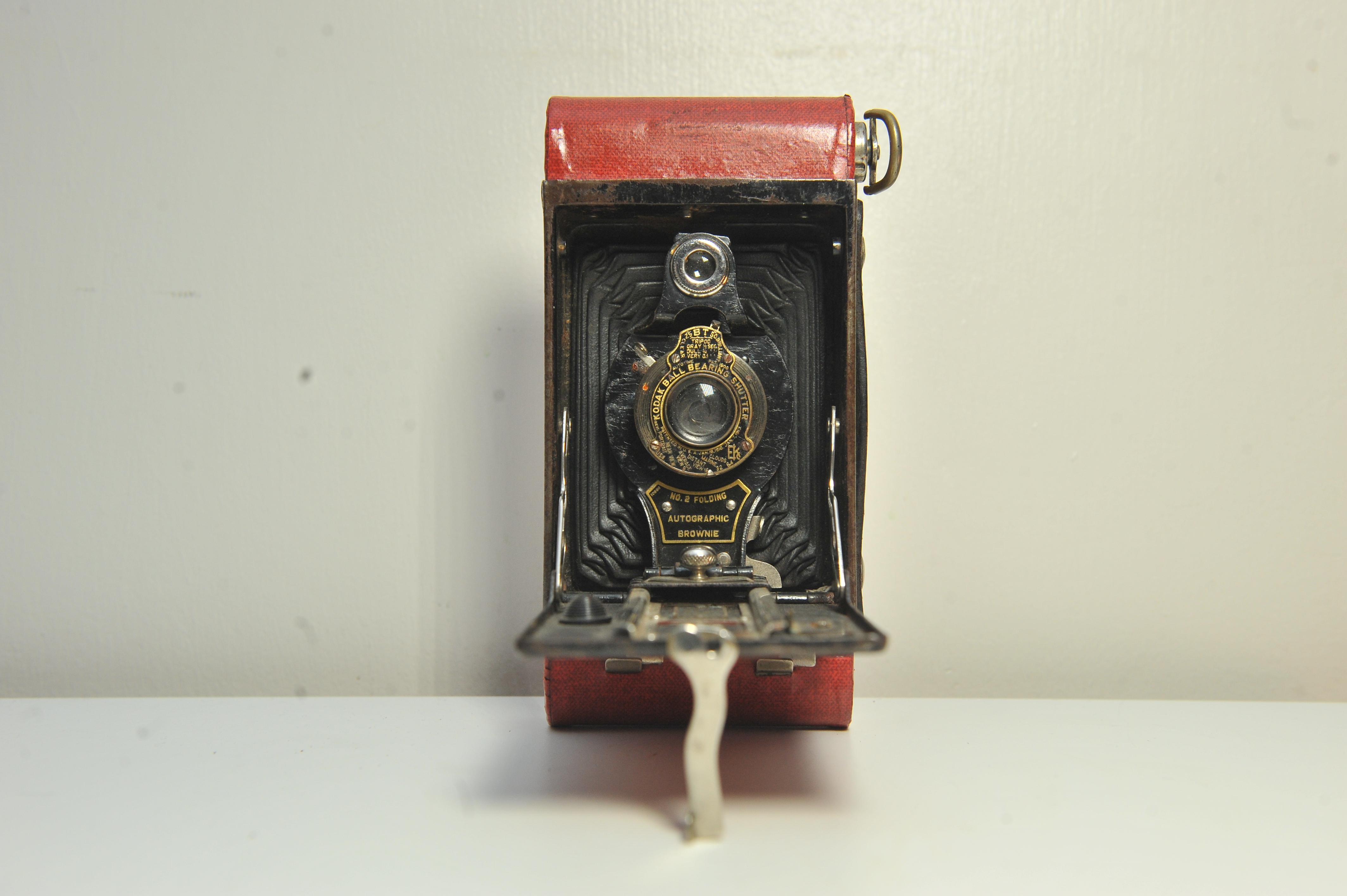 Eastman Kodak No 2 Folding Autographic Brownie Folding Bellow Camera In Red In Good Condition In Reading, Berkshire