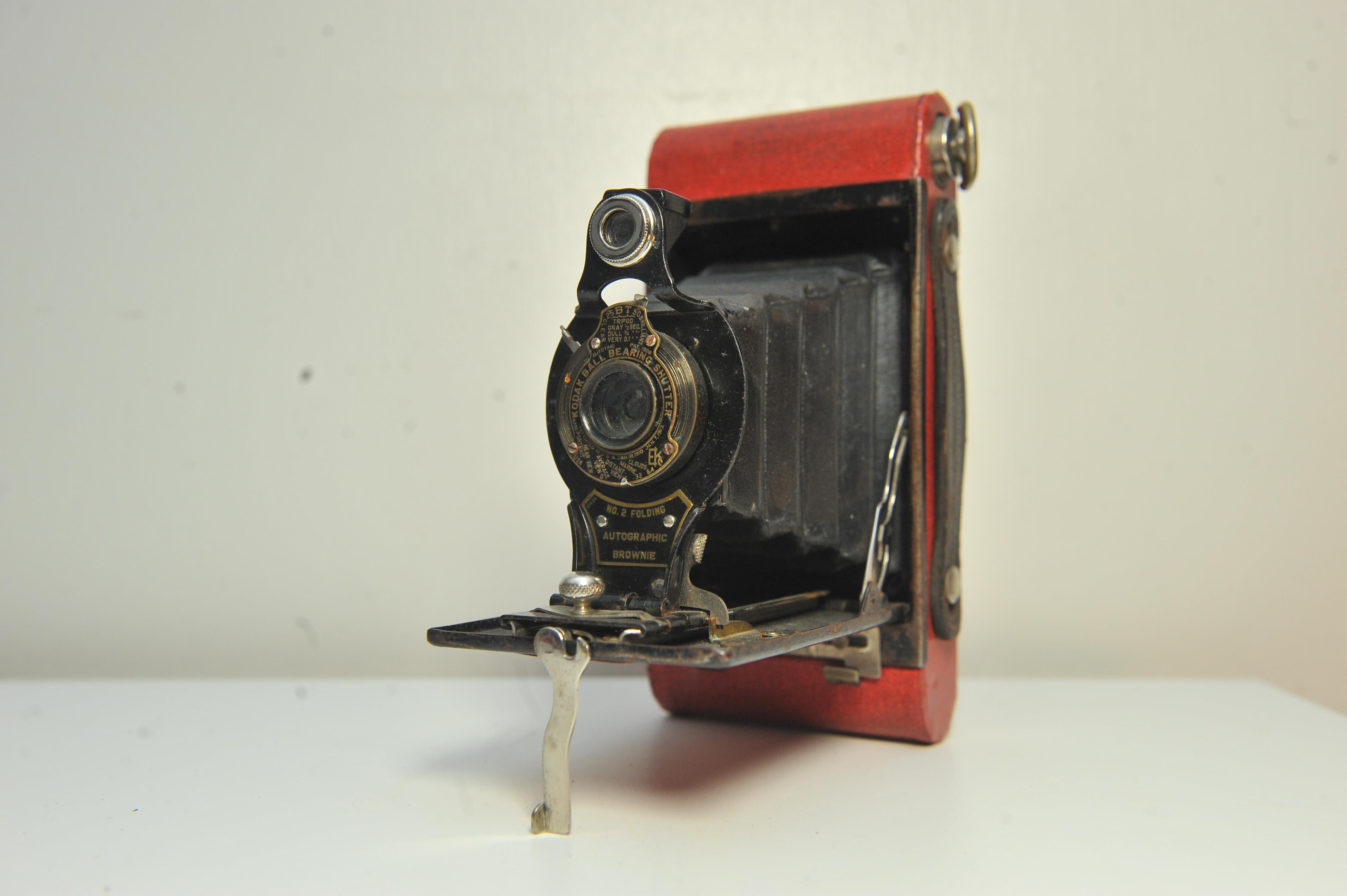 20ième siècle Eastman Kodak No 2 Folding Autographic Brownie Folding Bellow Camera en rouge en vente