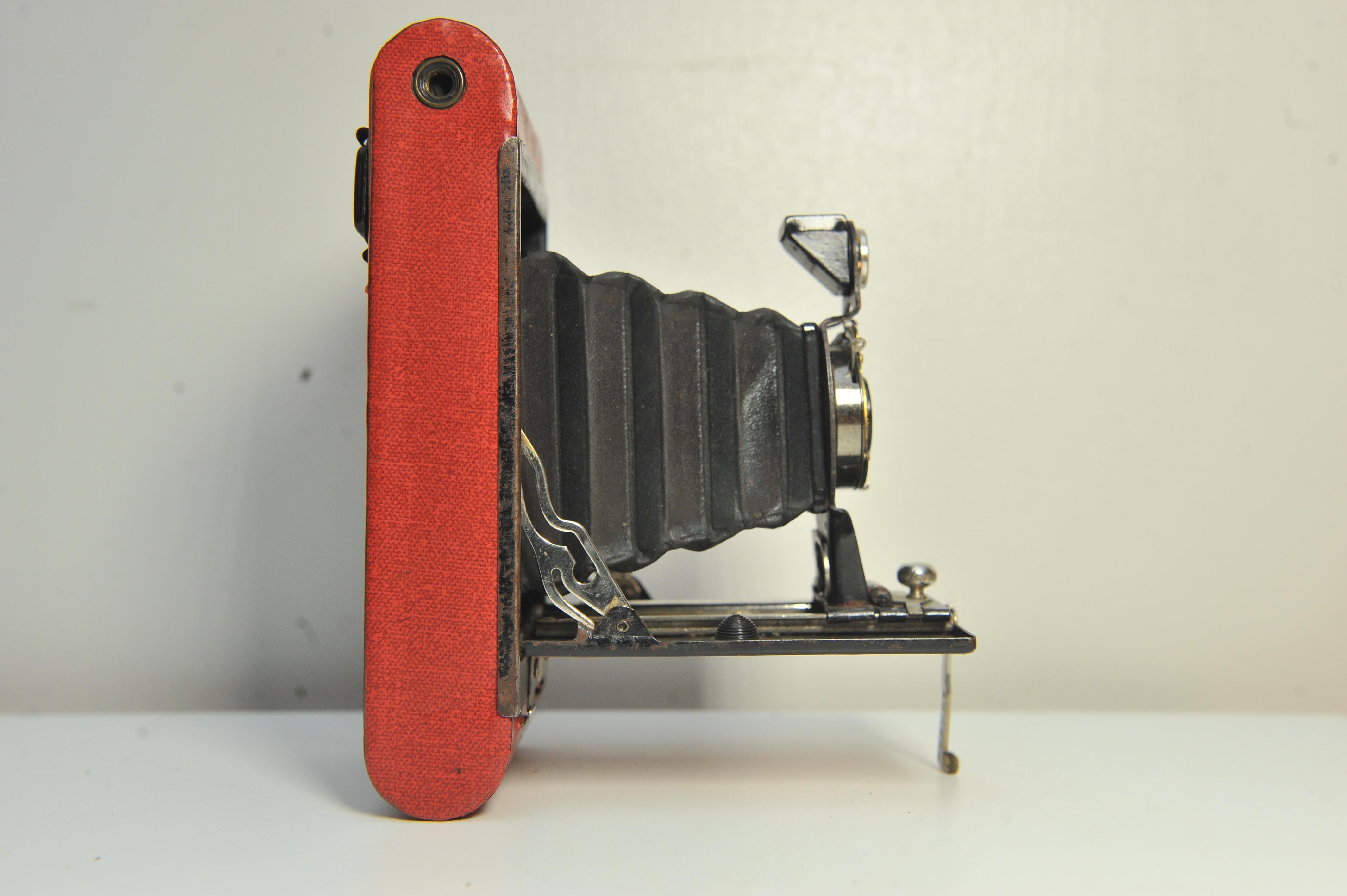 Eastman Kodak No 2 Folding Autographic Brownie Folding Bellow Camera en rouge en vente 1