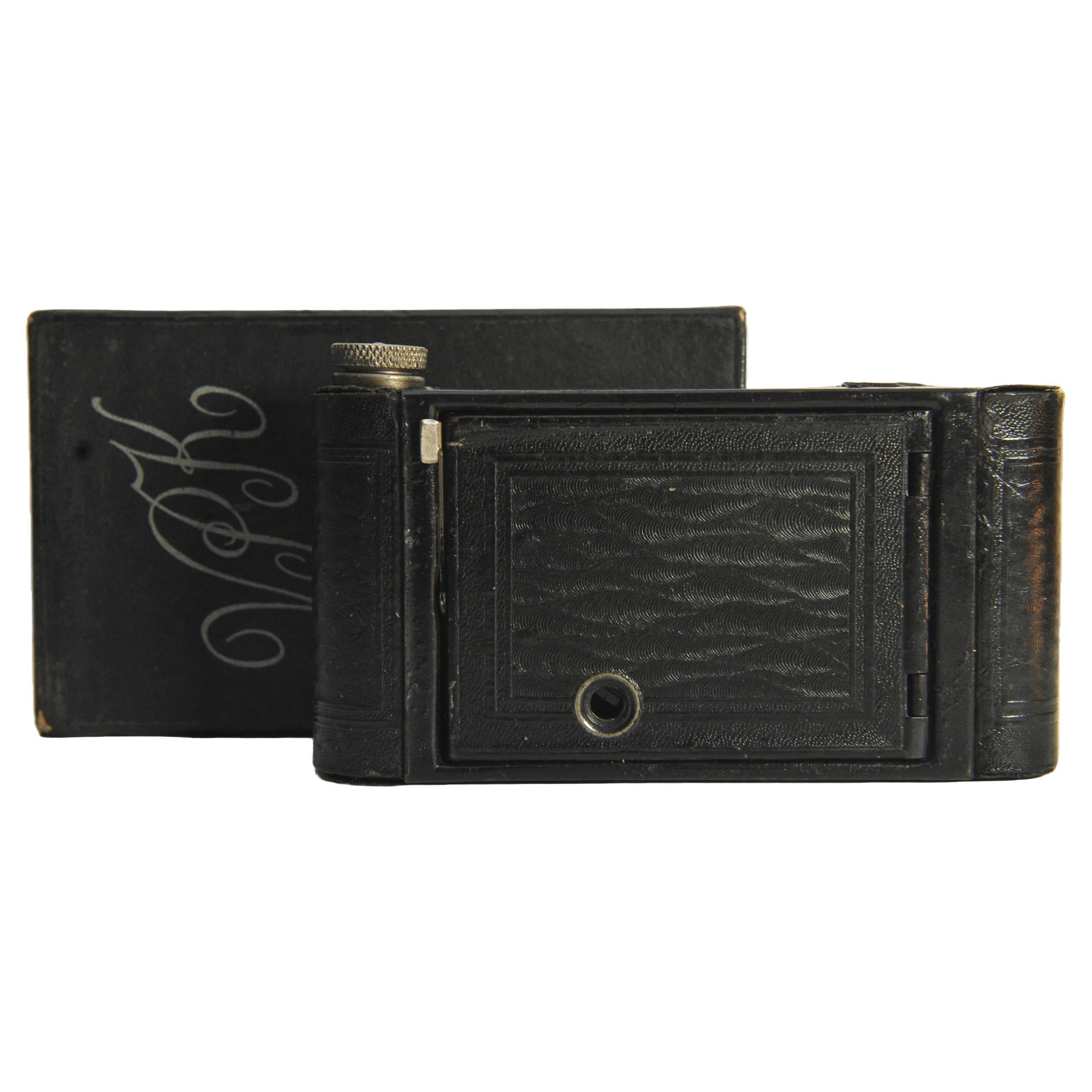Eastman Kodak Vest Pocket Model B 127 Film Folding Camera mit Original-Marken-Karton-Box & Papier-Booklet 

Ref: 27323

Um 1925 kam ein Nachfolger der Vest Pocket Kodak auf den Markt, das Modell B. Ein völlig neues Design, das zu den anderen Kameras