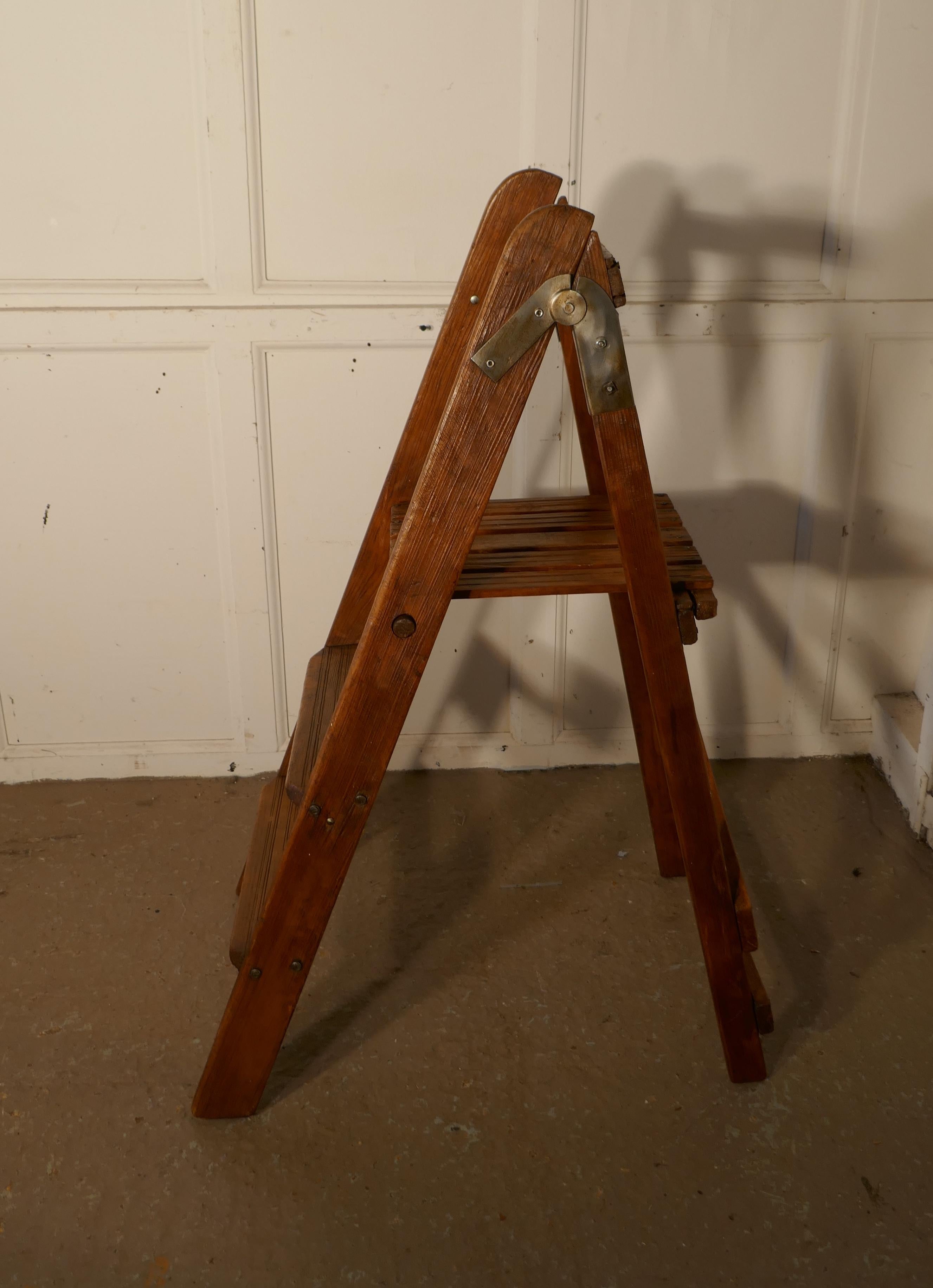 Easy Action Pine Step Kitchen Step Ladder In Good Condition In Chillerton, Isle of Wight