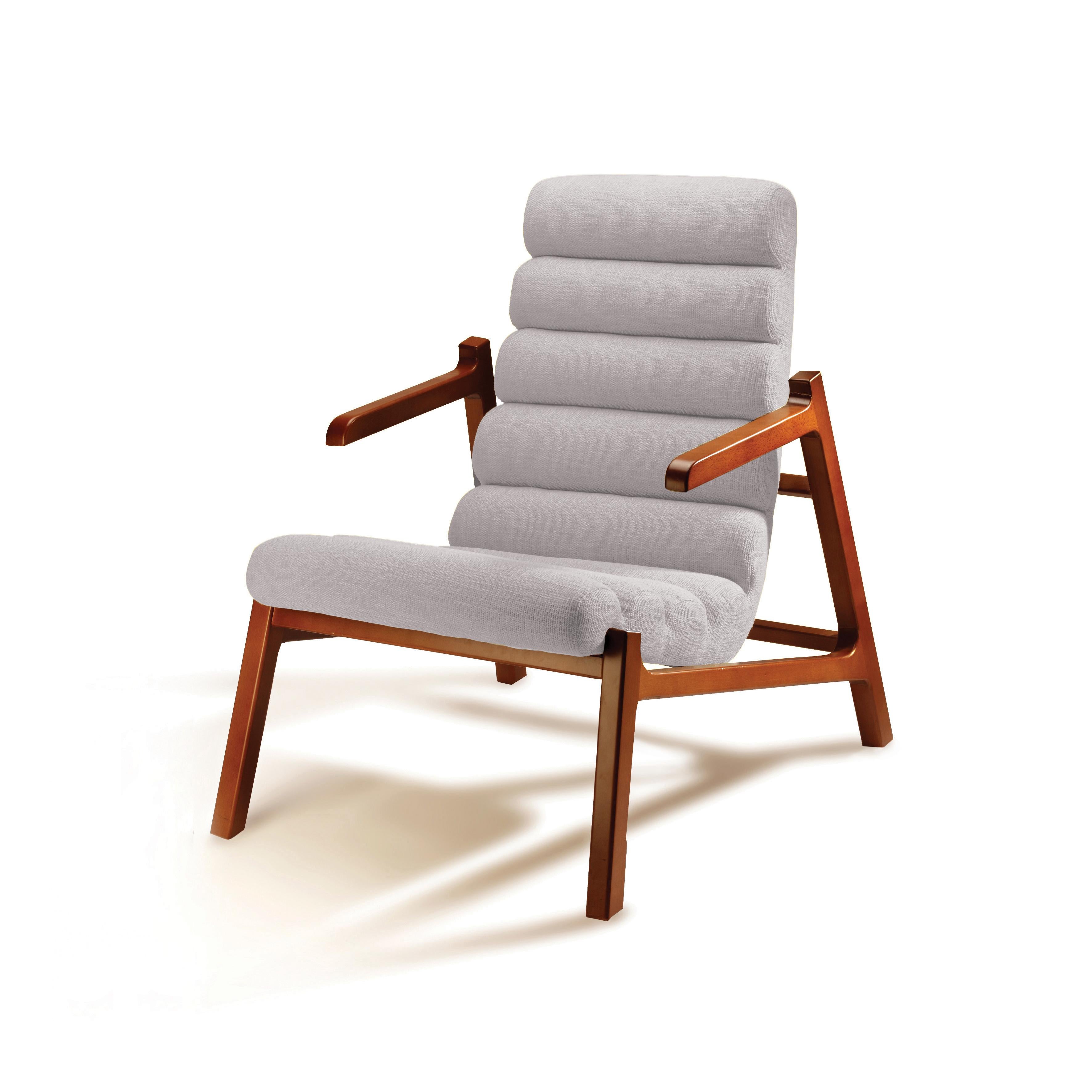 Die skulpturale Struktur von Easy macht diesen Sessel leicht und charmant. Die bequeme Polsterung mit ihren parallelen, runden Formen wirkt saftig und einladend und ruht schwebend auf der Buchenholzstruktur. Ein sehr einzigartiges Stück, elegant und