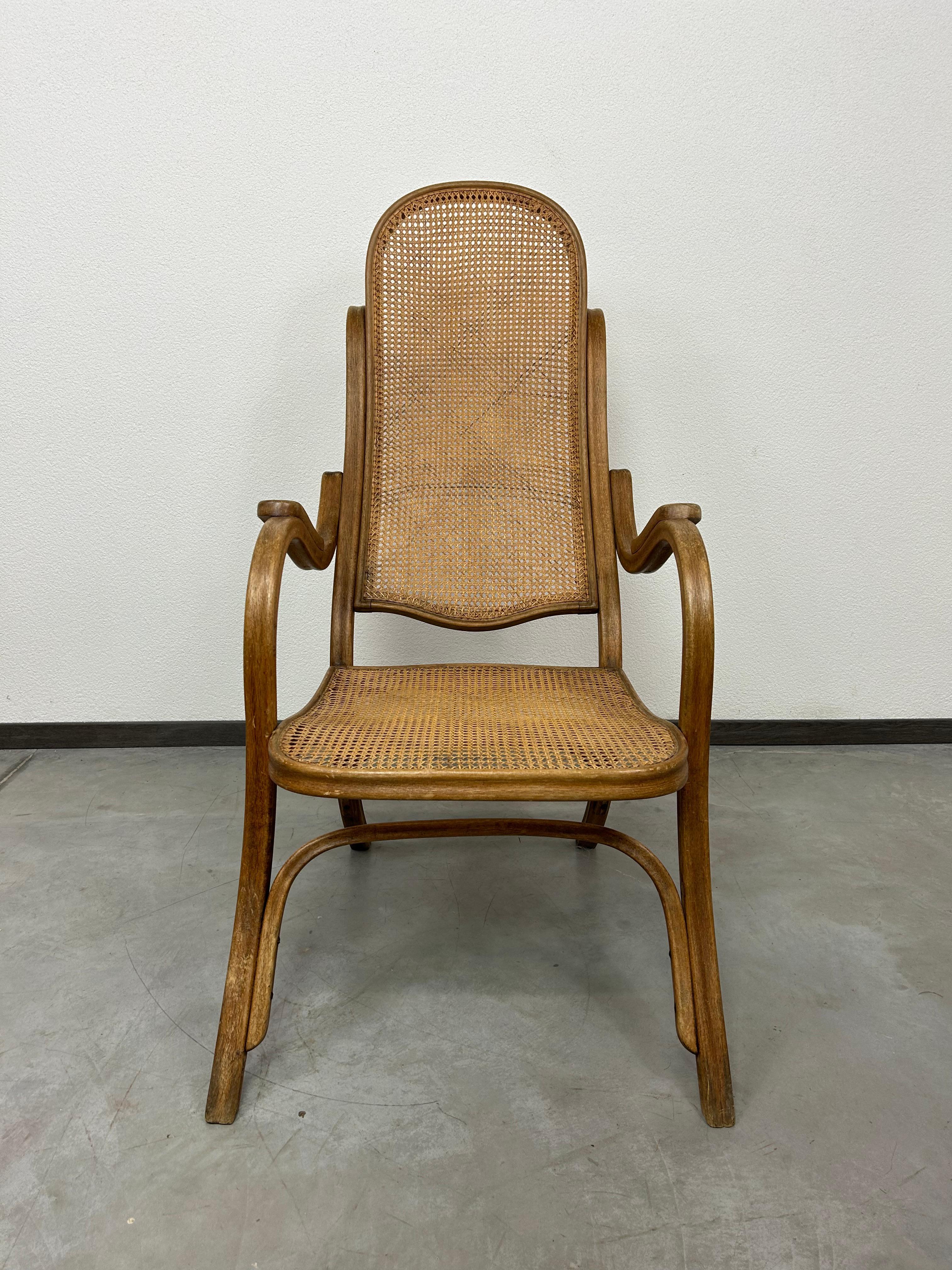Seltener Sessel Nr.1 mit Rattansitz von Thonet in sehr schönem Originalzustand mit Gebrauchsspuren.