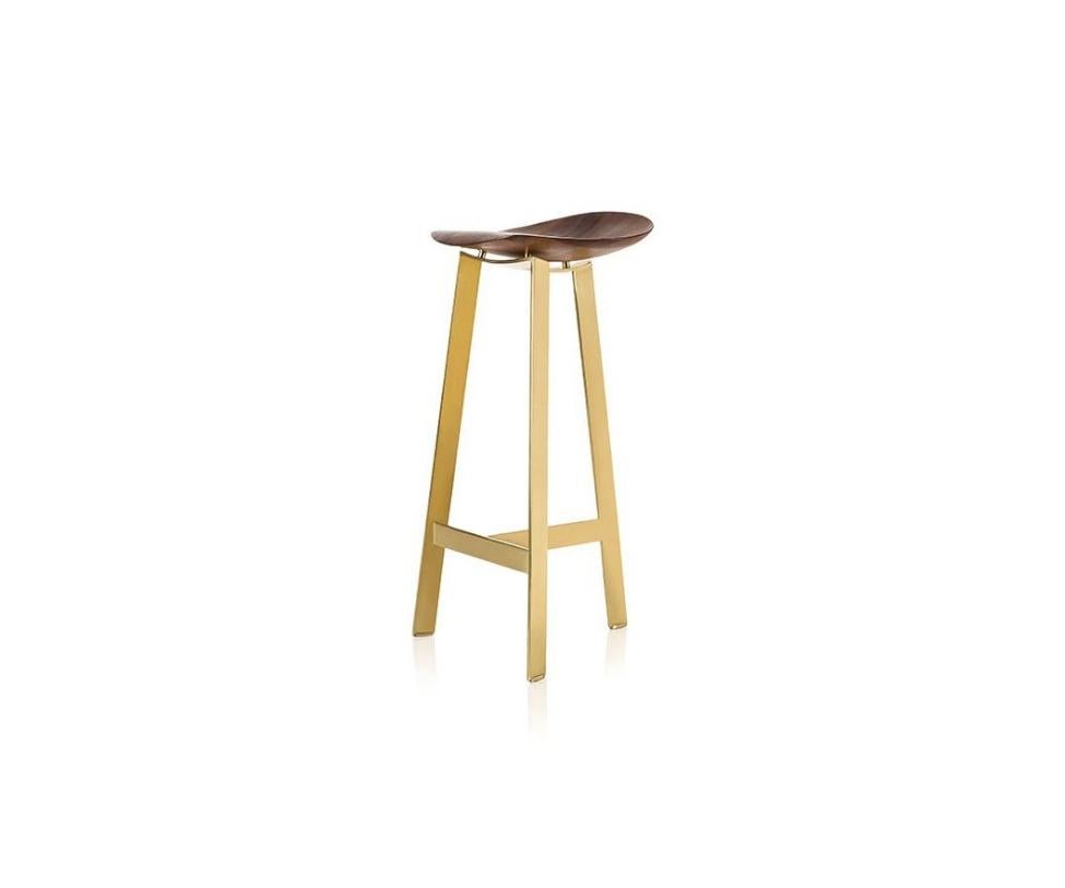 The organic and biomorphic lines of the Easy bar stool reveal new shapes depending on the observer's different points of view. Within its composition, there is a perfect balance of light weight and solidity, filled and hollow spaces, in which the