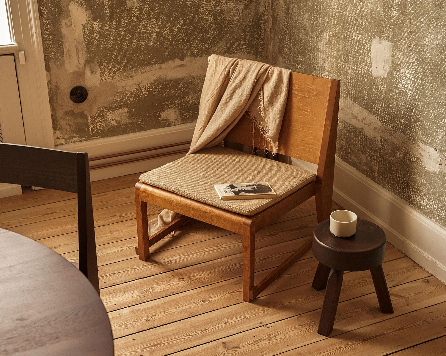 Easy Chair 01 es el resultado de la exploración continua de la vida utilitaria y de la profunda admiración por la Serie 01 de FRAMA, clásica, adaptable y versátil. Una tumbona -instantáneamente reconocible y perdurablemente fresca.

Concebida para
