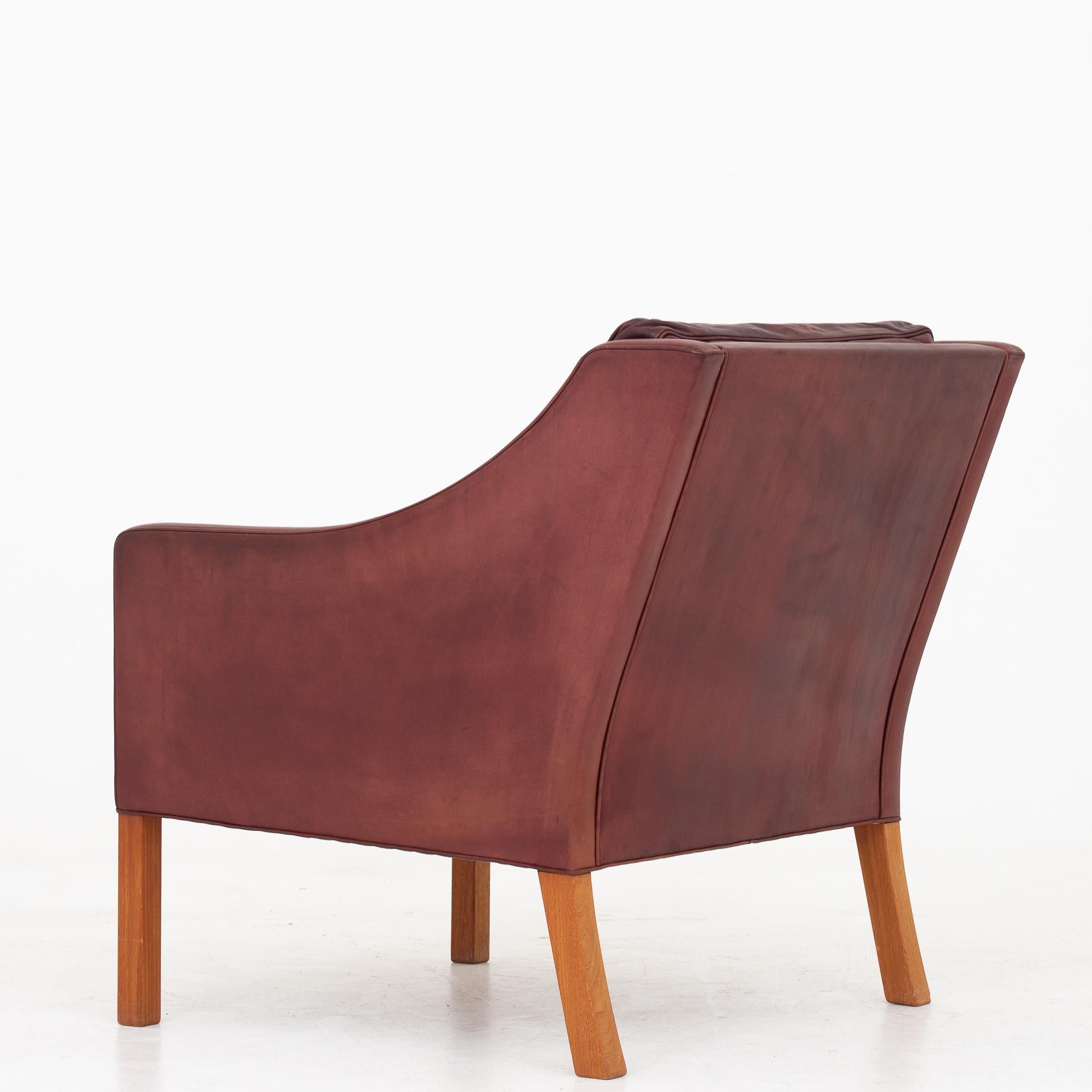 BM 2207 - Easy chair in original patinated leather with legs of teak. Maker Fredericia Furniture.