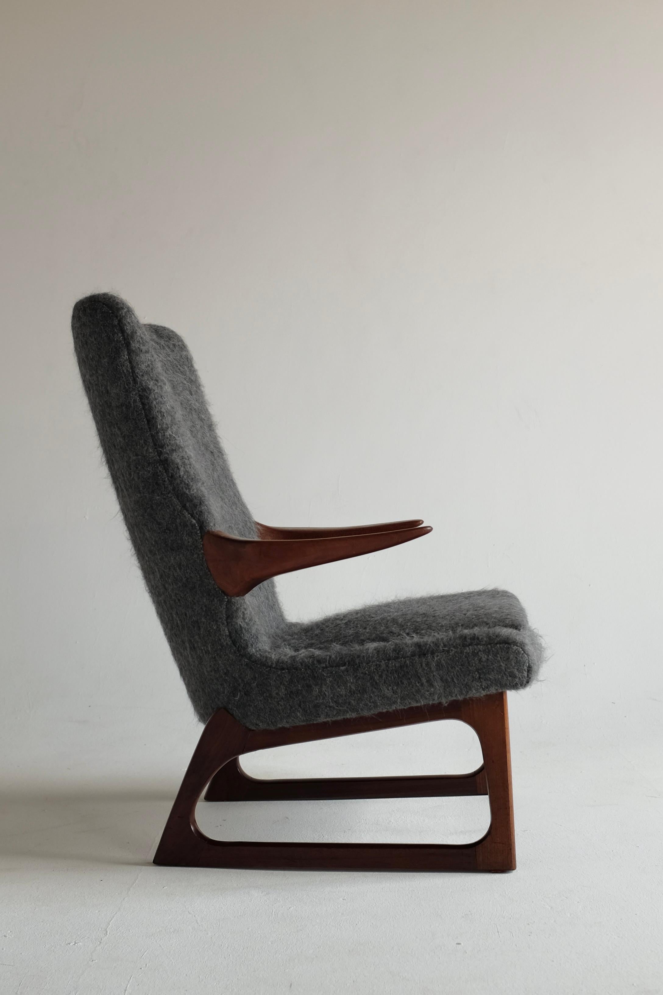Atemberaubender Mid-Century-Sessel aus den 1960er Jahren von Fredrik A. Kayser für Vatne, Norwegen. Der Stuhl hat schöne geschnitzte Teakholz-Armlehnen und -Beine, die an den skandinavischen Mid-Century-Stil dieser Zeit erinnern. Fredrik A. Kayser