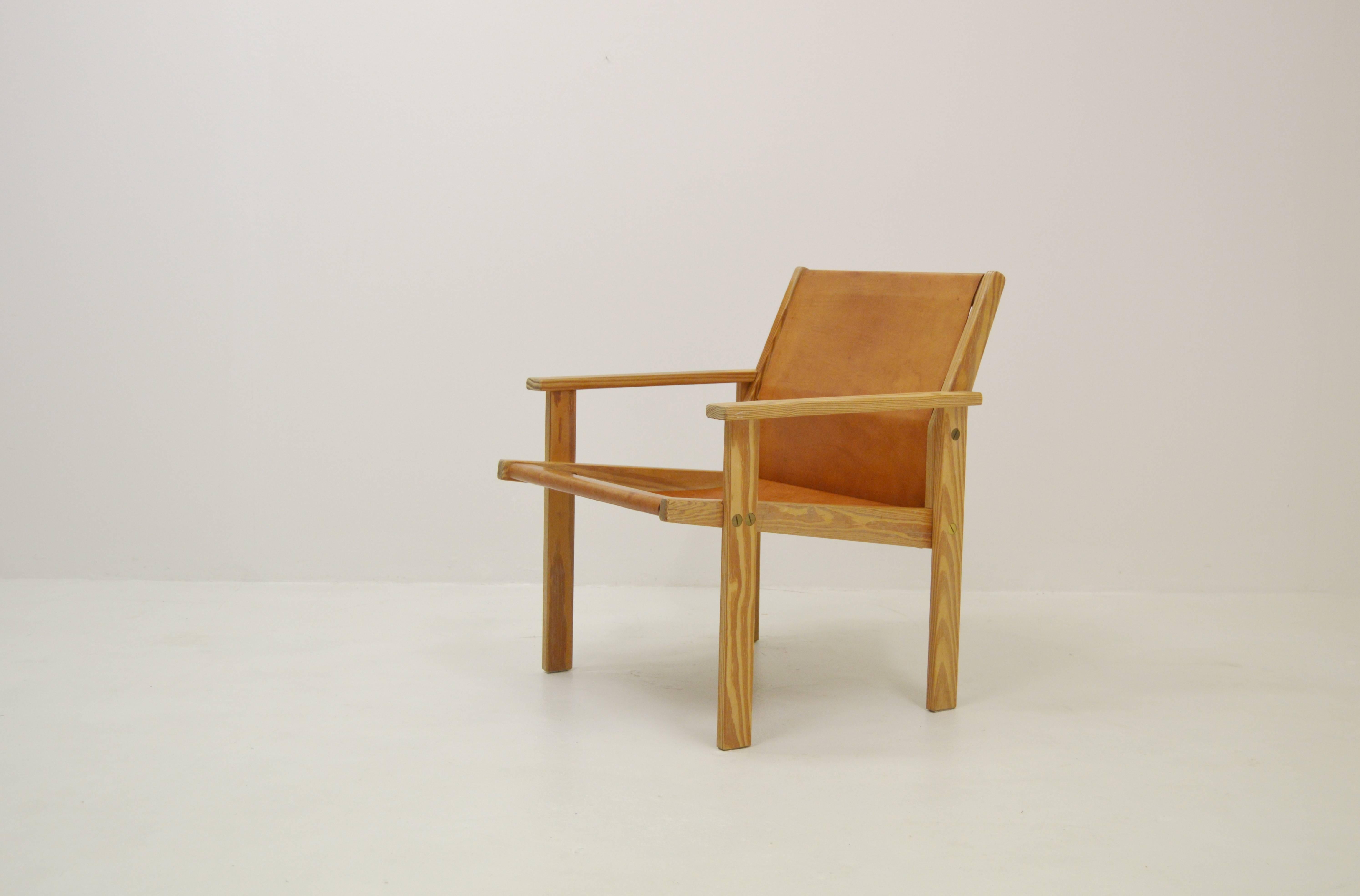Rare easy chair or armchair by Hans-Agne Jakobsson. Made from solid pine and thick natural leather with brass fittings.
Manufactured by Bertil Johansson furniture maker in Markaryd, Sweden.
Age related wear and signs of usage and patina.