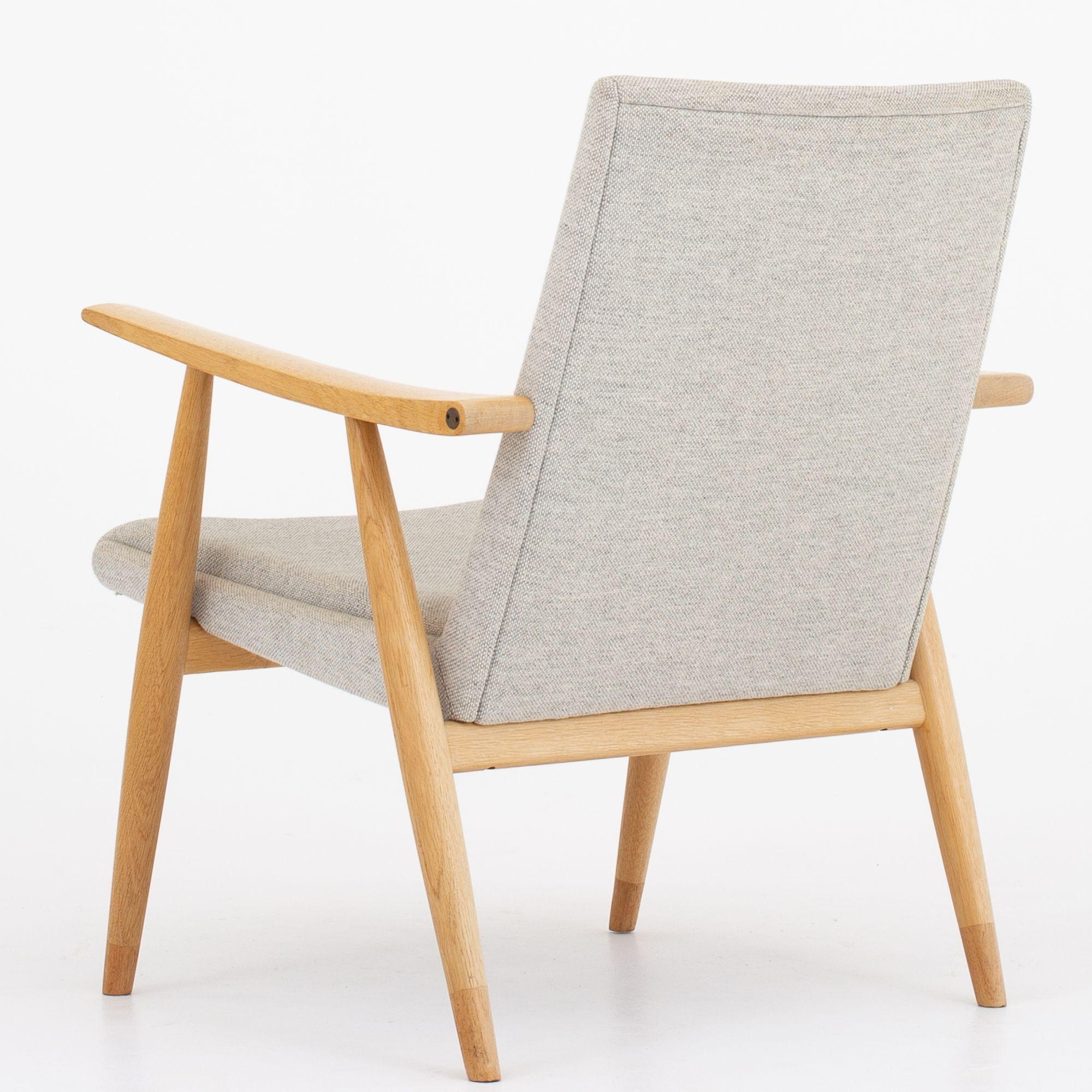 GE 260 - easy chair in oak w. light wool. Hans J. Wegner / Getama.