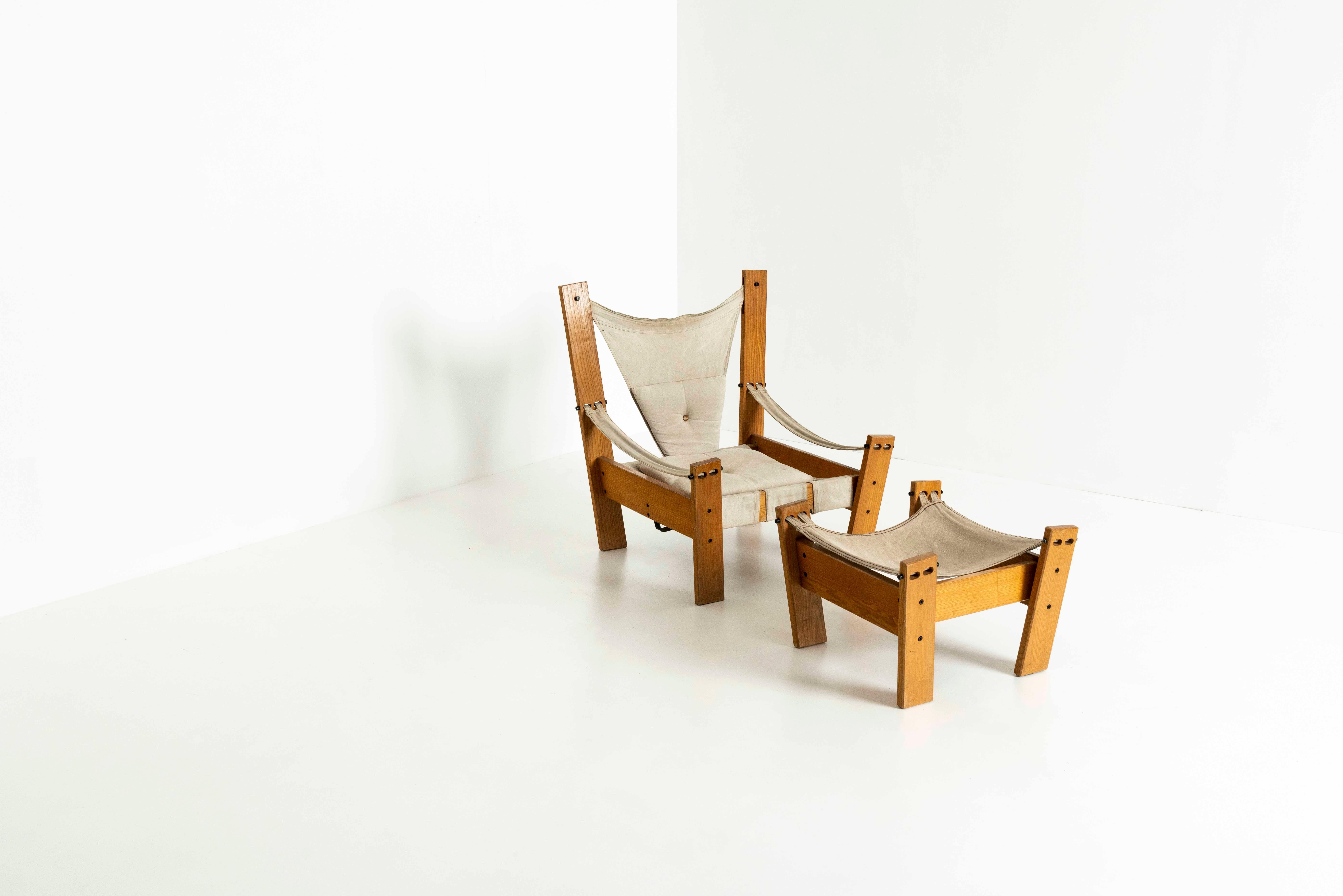 Einzigartiger Loungesessel im niederländischen Design aus Kiefernholz, Metall und Segeltuch mit passendem Hocker. Dieser Stuhl wurde von John de Haard für 'Gebroeders Jonkers' entworfen. Der Stuhl hat ein großartiges Design mit schönen Details; mit