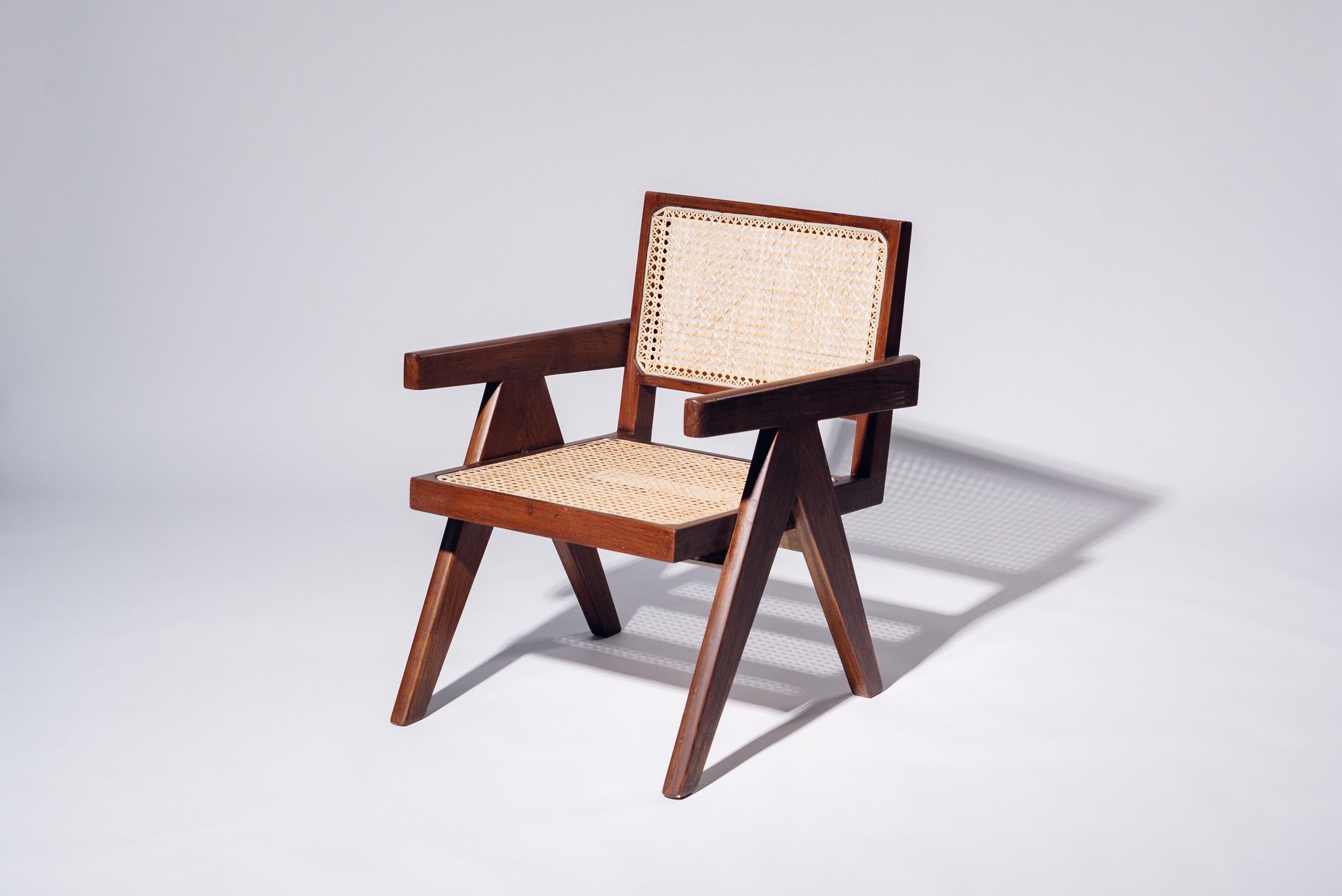 Una auténtica pieza de mediados de siglo del legendario encargo Chandigarh de Pierre Jeanneret. Estructura de teca con asiento y respaldo de ratán de bambú tejido a mano.