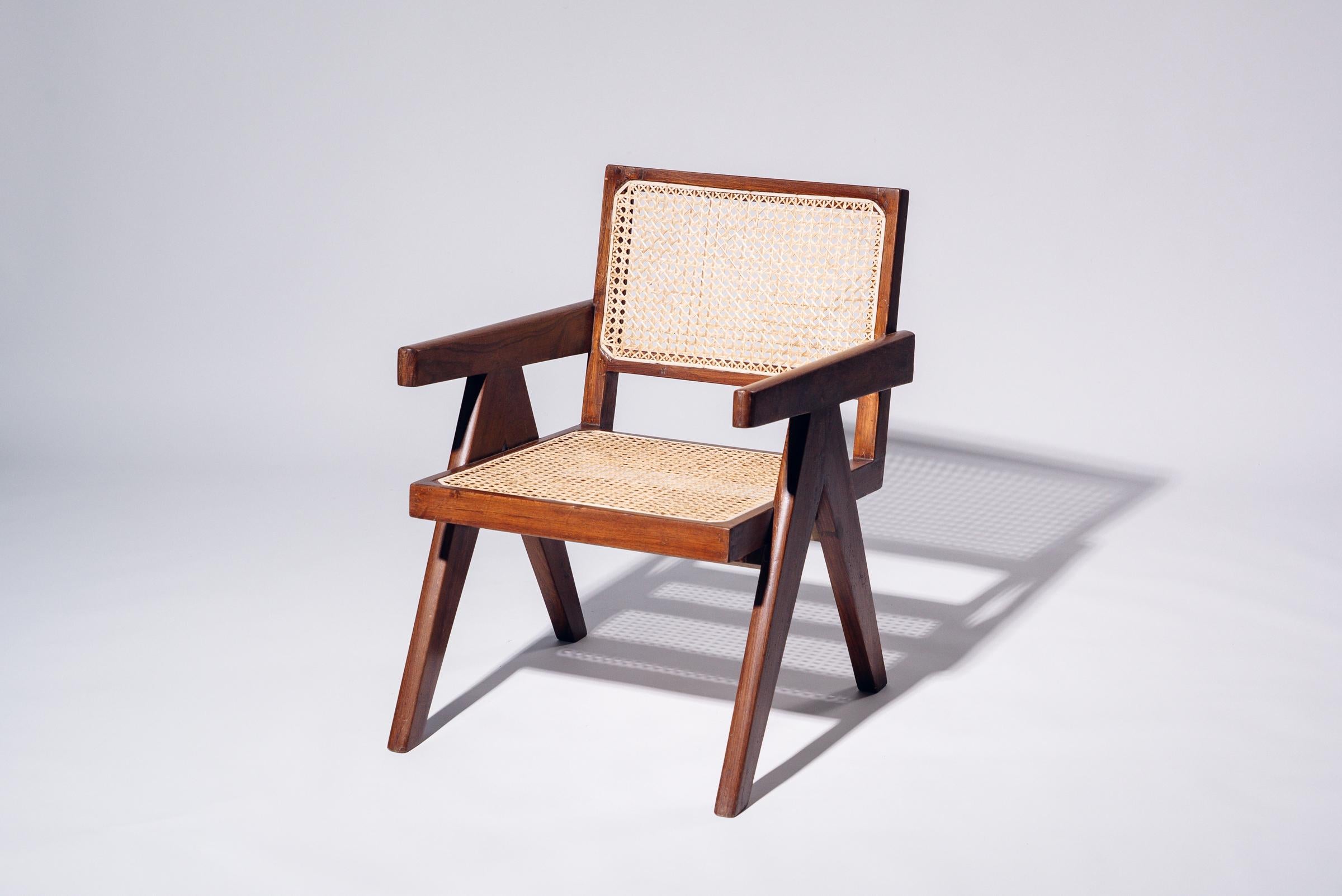 Una auténtica pieza de mediados de siglo del legendario encargo Chandigarh de Pierre Jeanneret. Estructura de teca con asiento y respaldo de ratán de bambú tejido a mano.