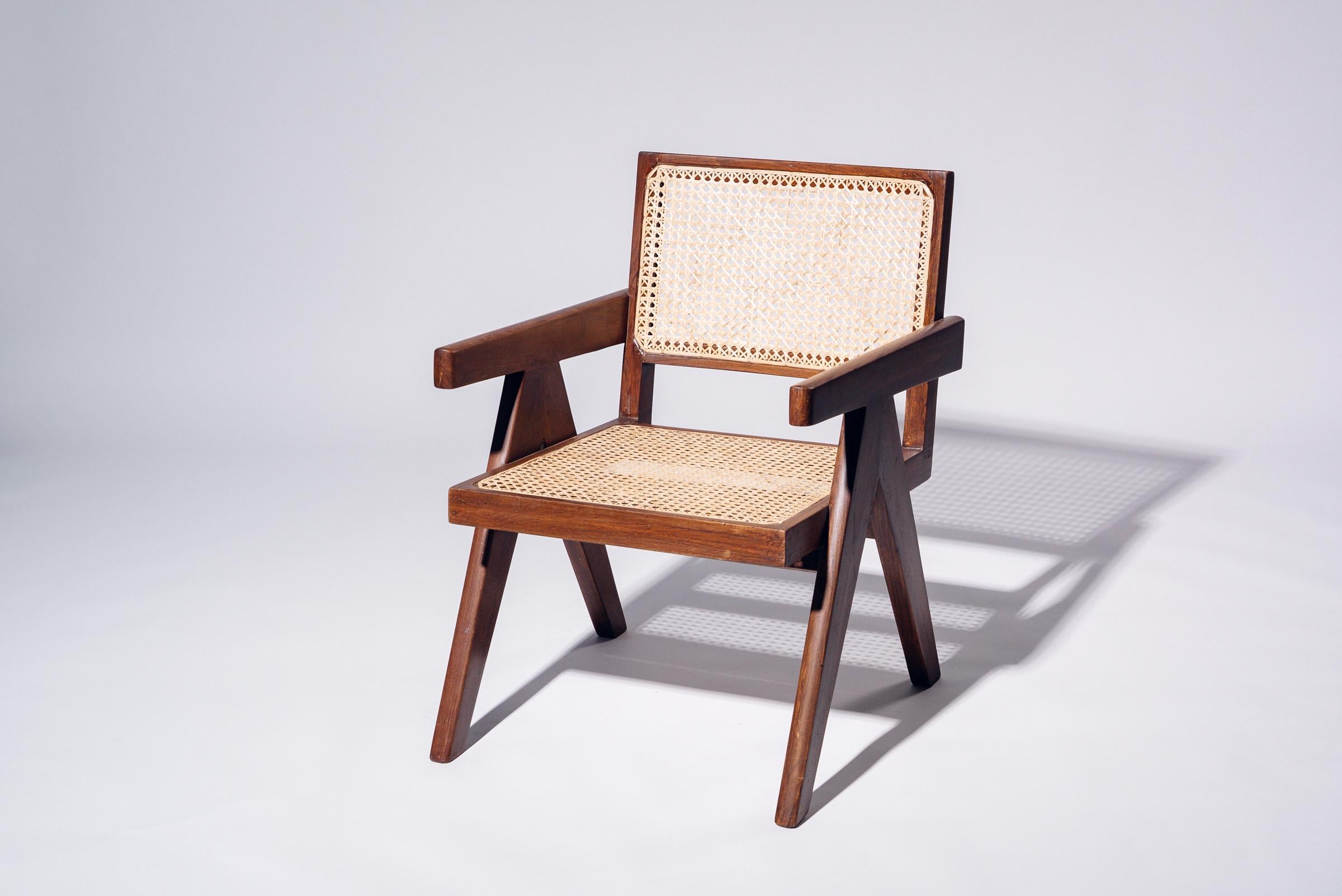 Ein authentisches Stück aus der Mitte des Jahrhunderts aus dem legendären Auftrag von Pierre Jeanneret für Chandigarh. Gestell aus Teakholz mit handgeflochtener Sitzfläche und Rückenlehne aus Bambus-Rattan.