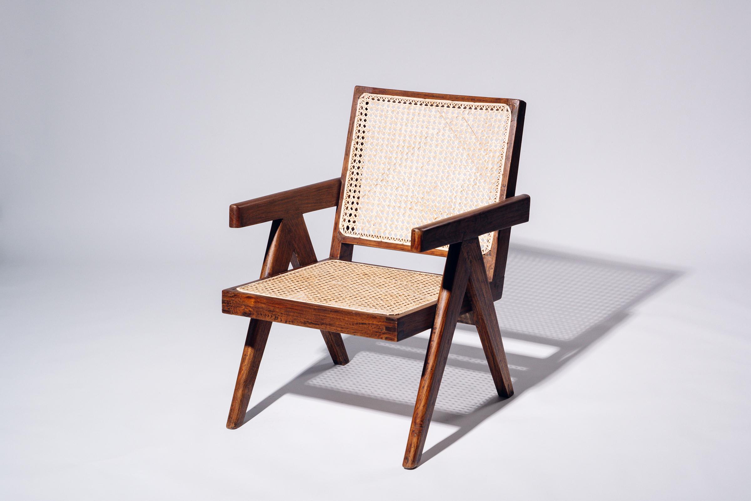 Ein authentisches Stück aus der Mitte des Jahrhunderts aus dem legendären Auftrag von Pierre Jeanneret für Chandigarh. Gestell aus Teakholz mit handgeflochtener Sitzfläche und Rückenlehne aus Bambus-Rattan.