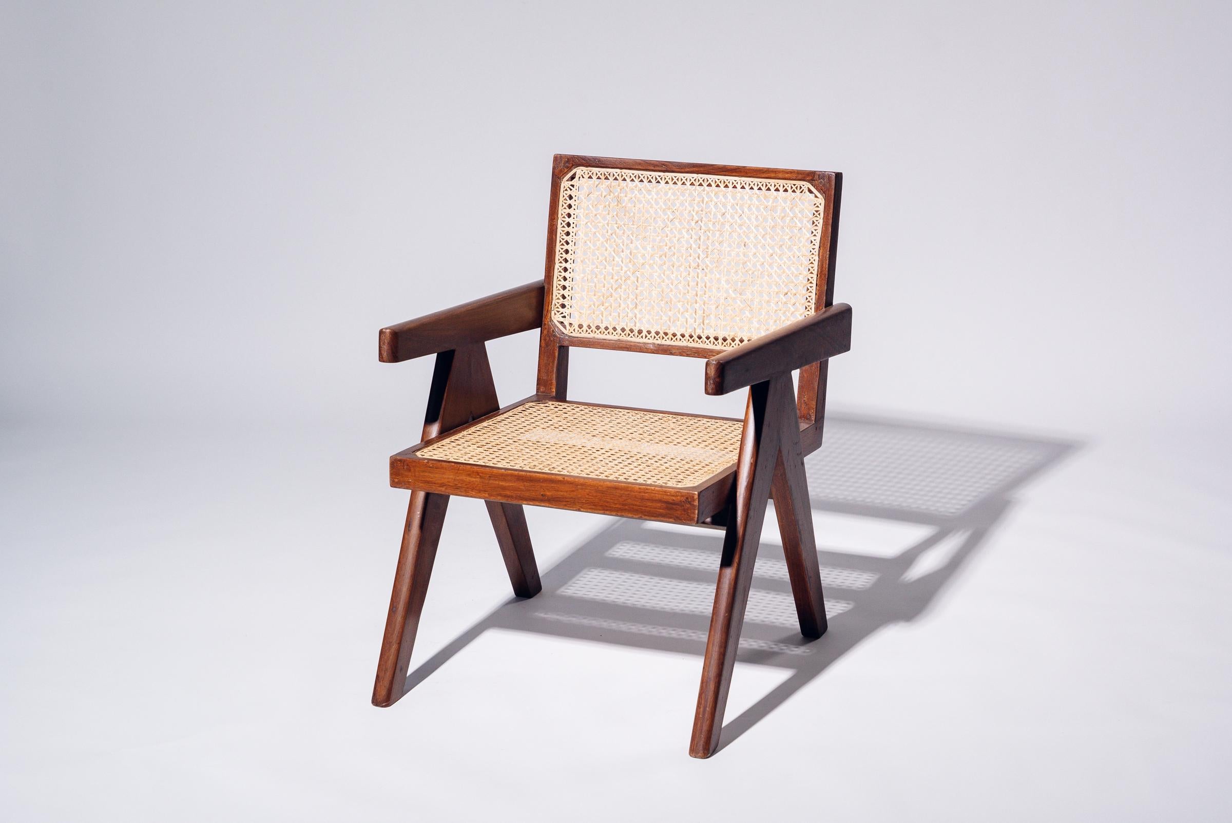 Ein authentisches Stück aus der Mitte des Jahrhunderts aus dem legendären Auftrag von Pierre Jeanneret für Chandigarh. Gestell aus Teakholz mit handgeflochtener Sitzfläche und Rückenlehne aus Bambus-Rattan.