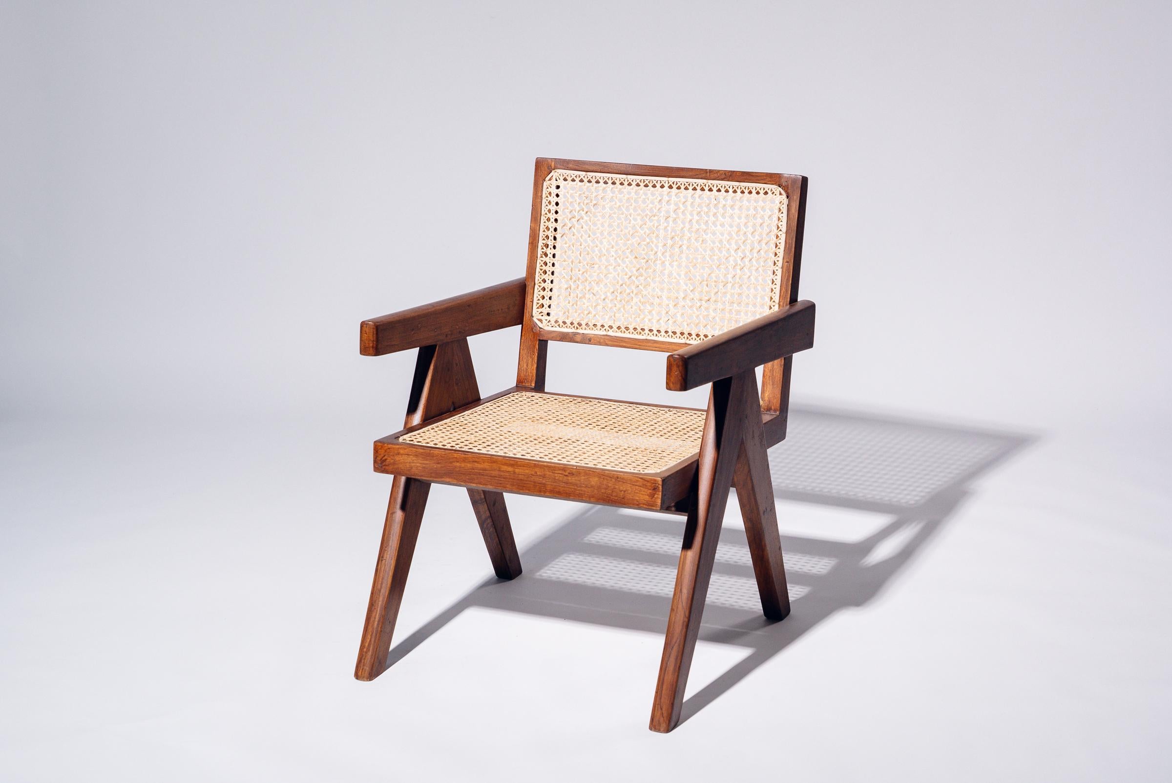 Ein authentisches Stück aus der Mitte des Jahrhunderts aus dem legendären Auftrag von Pierre Jeanneret für Chandigarh. Gestell aus Teakholz mit handgeflochtener Sitzfläche und Rückenlehne aus Bambus-Rattan.
