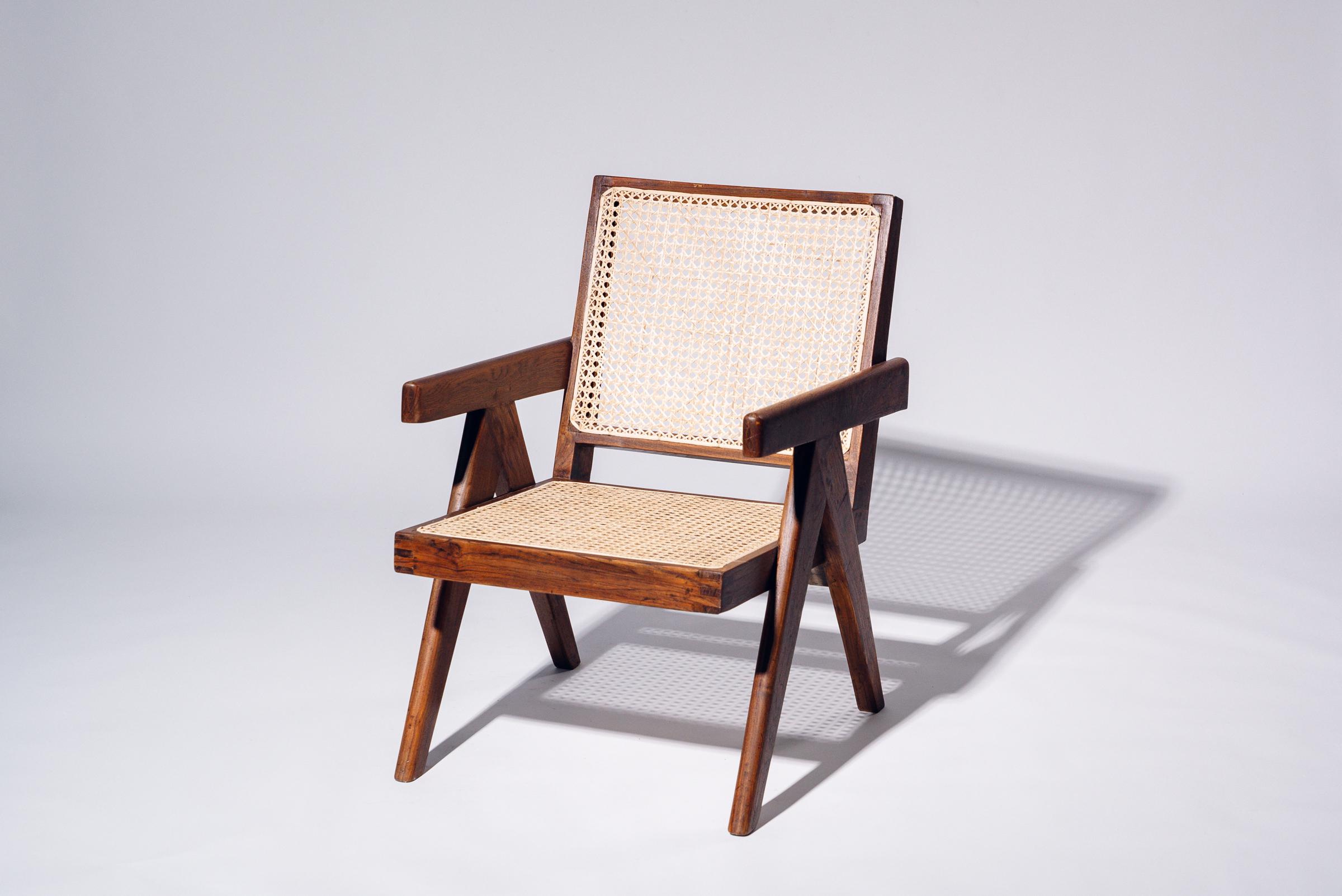 Ein authentisches Stück aus der Mitte des Jahrhunderts aus dem legendären Auftrag von Pierre Jeanneret für Chandigarh. Gestell aus Teakholz mit handgeflochtener Sitzfläche und Rückenlehne aus Bambus-Rattan.