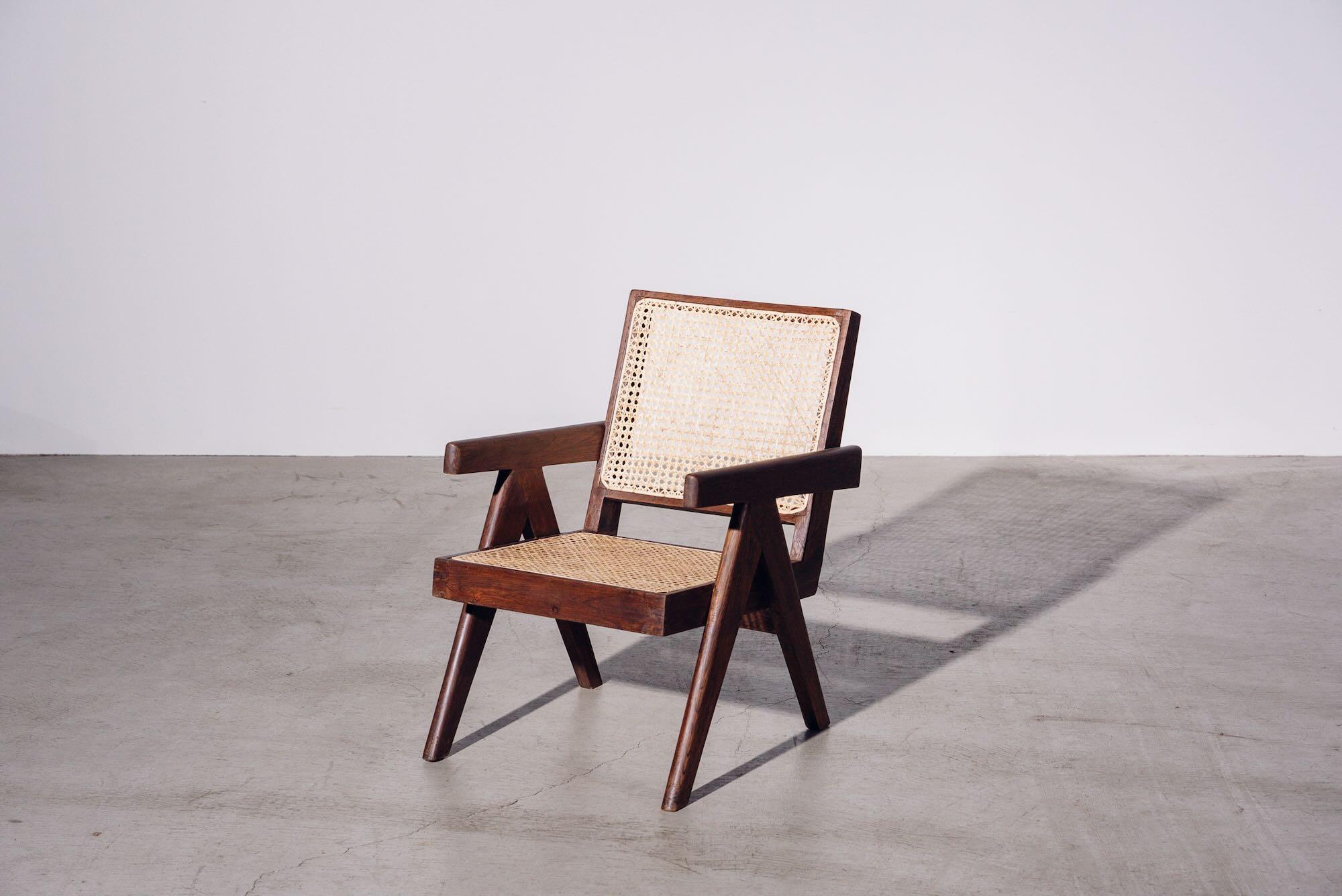 Une authentique pièce du milieu du siècle provenant de la légendaire commission Chandigarh de Pierre Jeanneret. Structure en teck avec assise et dossier en bambou tressé à la main.

Lettre : P.S.A./CH/178 (Punjab Secretariat Administration / Chair /
