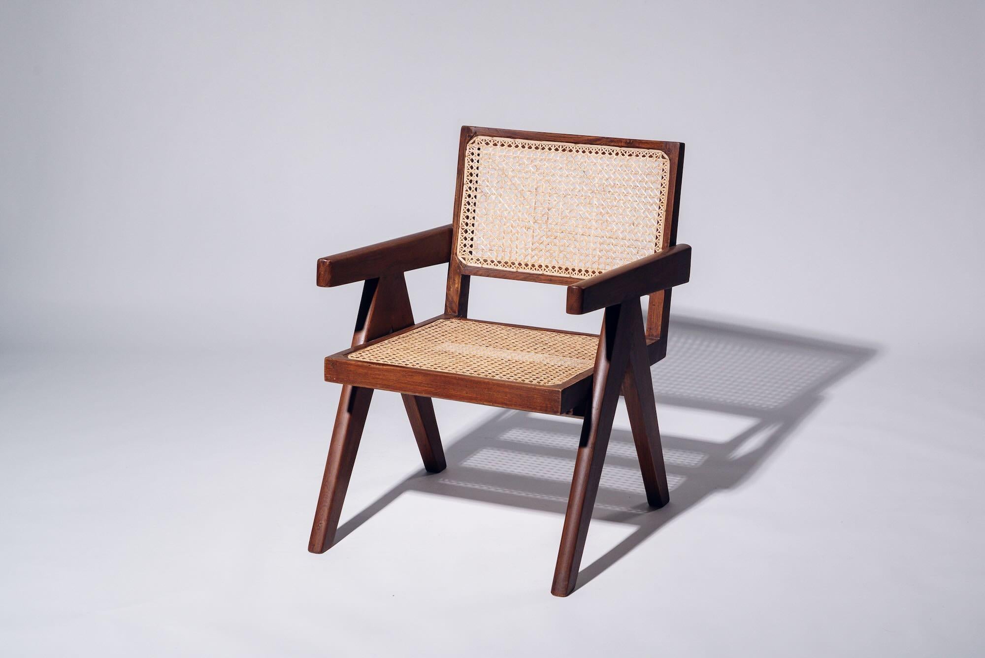 Une authentique pièce du milieu du siècle provenant de la légendaire commission Chandigarh de Pierre Jeanneret. Structure en teck avec assise et dossier en bambou tressé à la main.

Lettre : Lettre : P.U.Ec./114 (Panjab University Department of