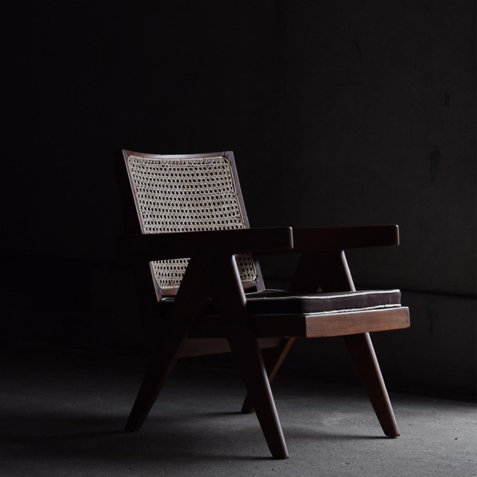 Von Pierre Jeanneret entworfener Sessel für verschiedene Gebäude in Chandigarh in Indien.