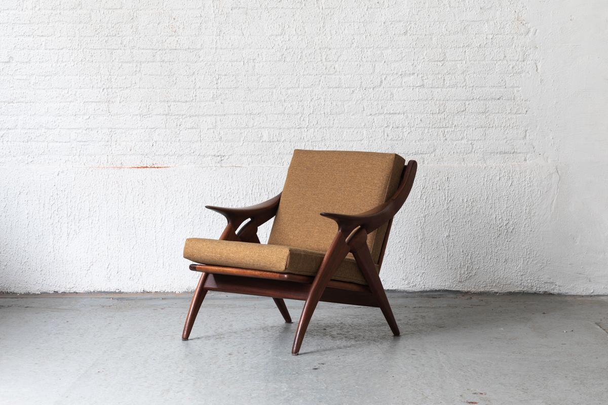 Easy chair ‘De Knoop’ by de Ster Gelderland, produced in the Netherlands around 1960. Solid teak frame with an organically shaped body and newly upholstered cushions in a brown high-quality fabric. In very good condition.

H: 77 cm
W: 72 cm
D: 80