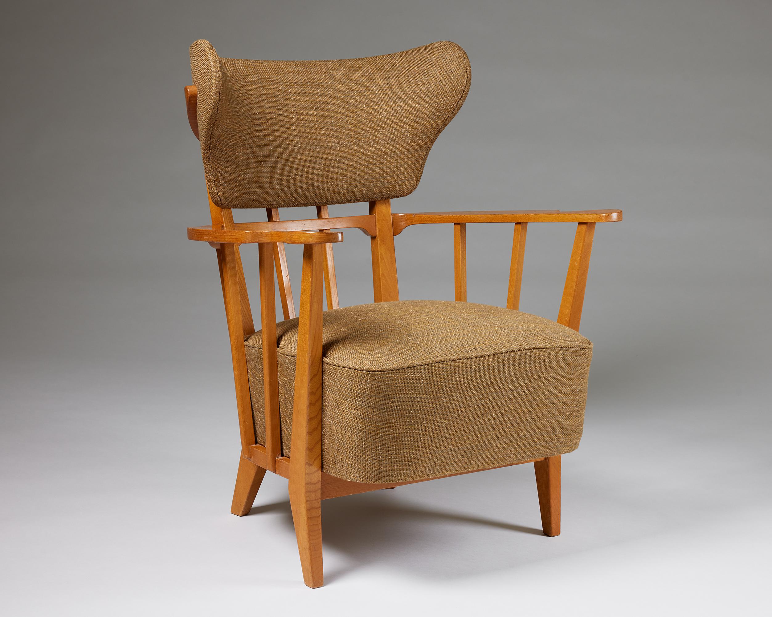 Sedia Easy disegnata da Alvar Andersson per Ferdinand Lundquist & Co,
Svezia, anni '40.

Tessuto e betulla.

Contrassegnato.

H: 89 cm / 2' 11''
L: 71 cm / 2' 4''
D: 69 cm / 2' 3 1/4''
SH: 43 cm / 17''
AH: 62 cm / 2' 1/2''