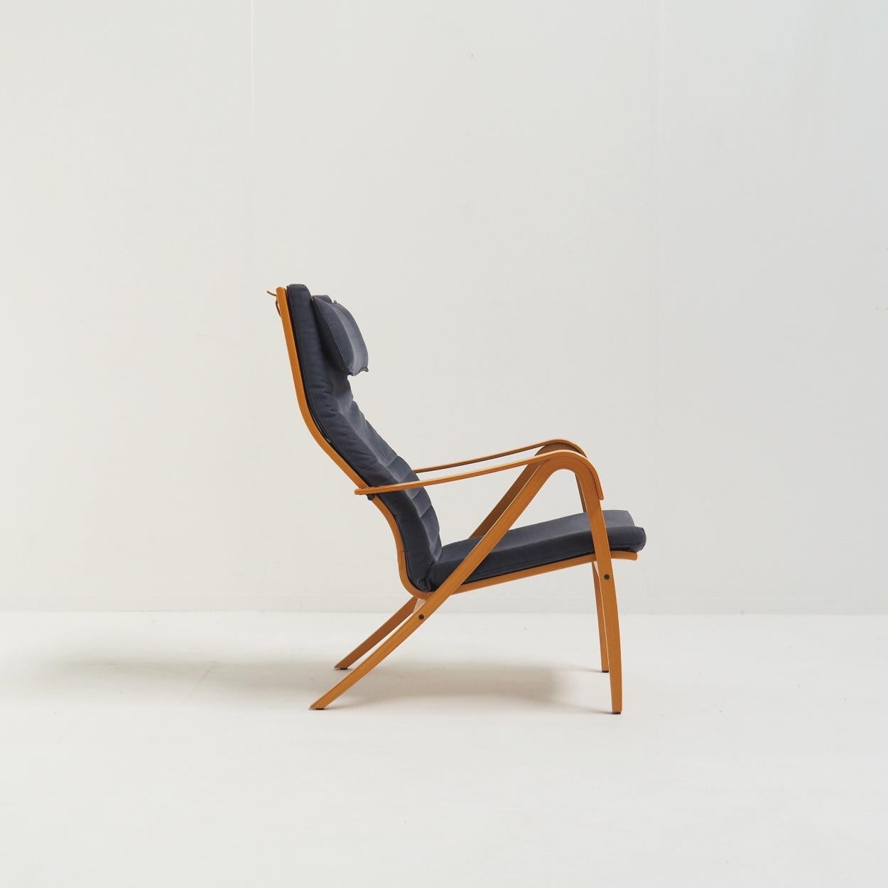 Simo Heikillä, Gewinner zahlreicher Designpreise, entwarf diesen schönen Sessel in den 1990er Jahren für IKEA.

Wie Sie sehen können, wurde viel Aufwand betrieben, um sie zu realisieren. Das ganze gebogene Holz, die schöne Verarbeitung der Gelenke,