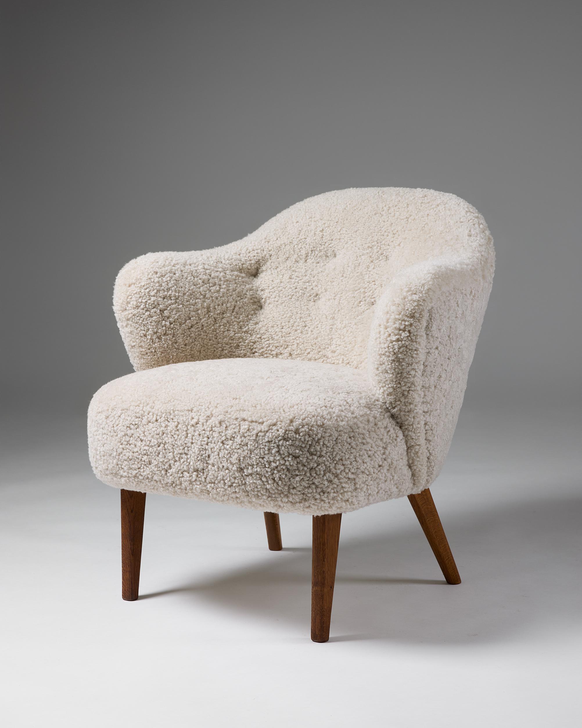 Easy Chair designed by Flemming Lassen
Denmark, 1950s.

Sheepskin and oak.

H: 77 cm / 2' 6 3/8