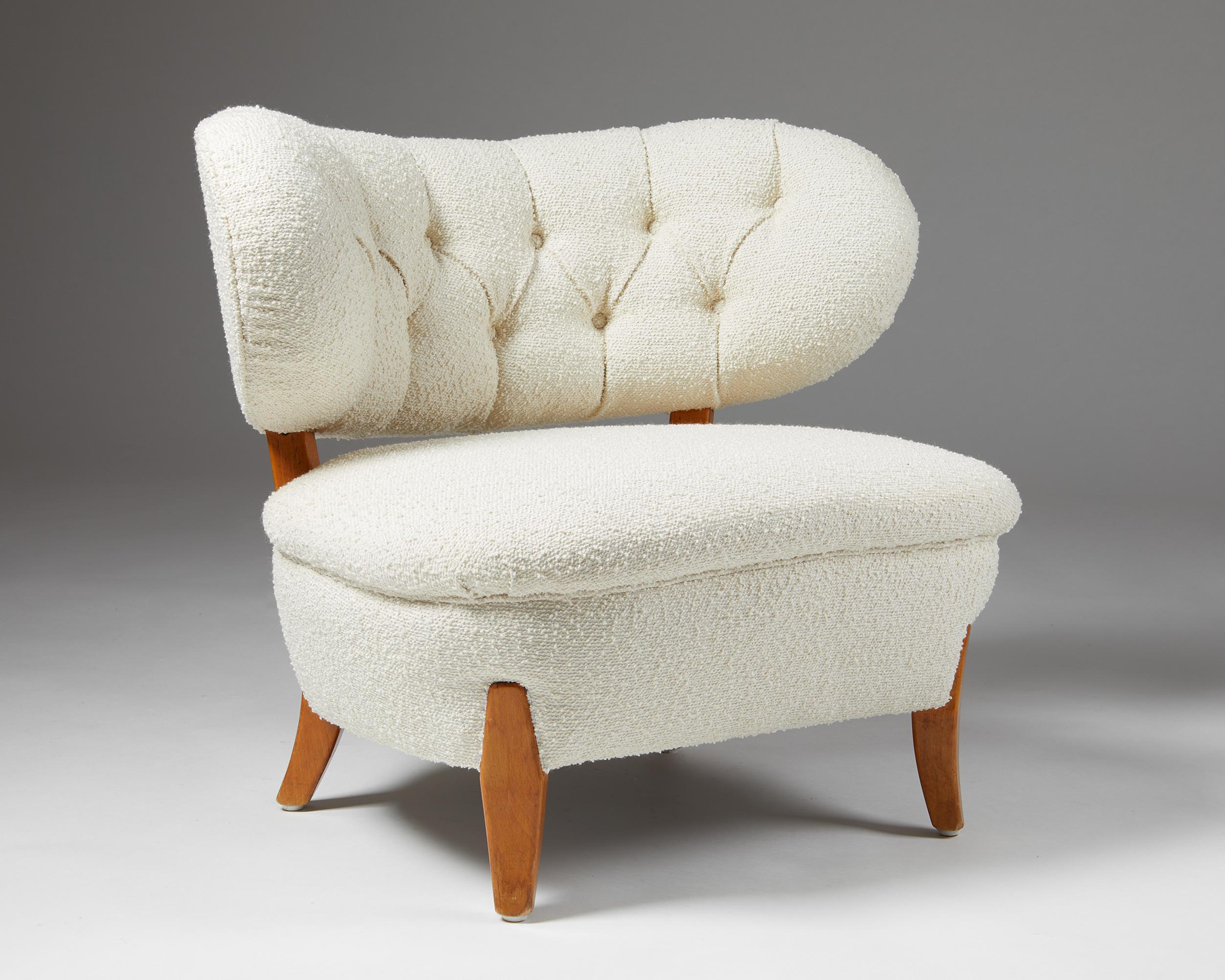 Fauteuil conçu par Otto Shulz pour Boet,
Suède. 1940s.
Revêtement en laine et bois laqué.

Ce modèle de chaise est un bel exemple du design d'Otto Schulz. Il a été récemment retapissé dans le plus luxueux tissu Boucle par l'un des meilleurs