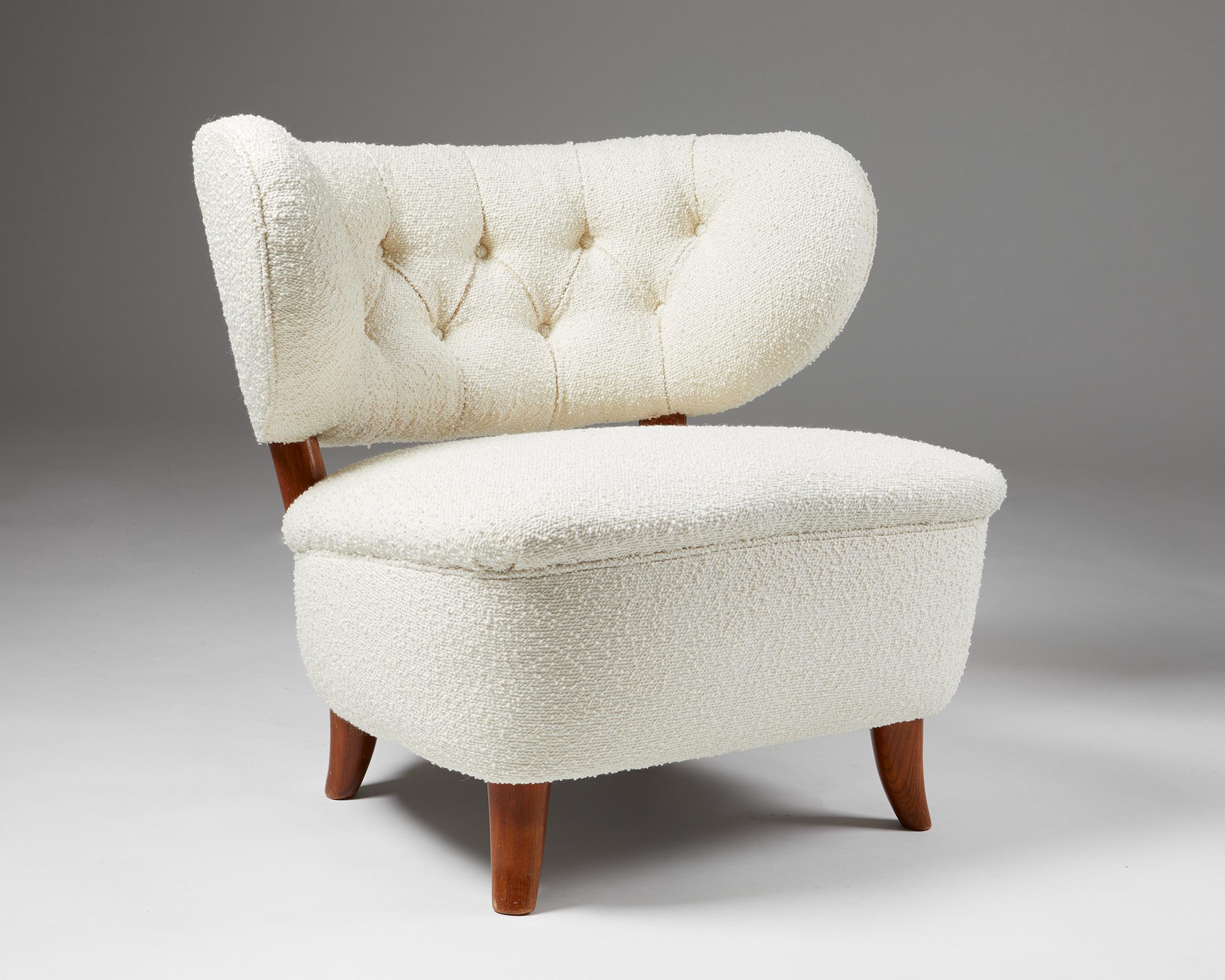 Fauteuil conçu par Otto Shulz, pour Boet,
Suède. 1940s.
Revêtement en laine et bois laqué.

Ce modèle Schulz est l'une des plus rares et des plus belles chaises du designer. Il a été récemment retapissé dans le plus luxueux tissu Boucle par l'un
