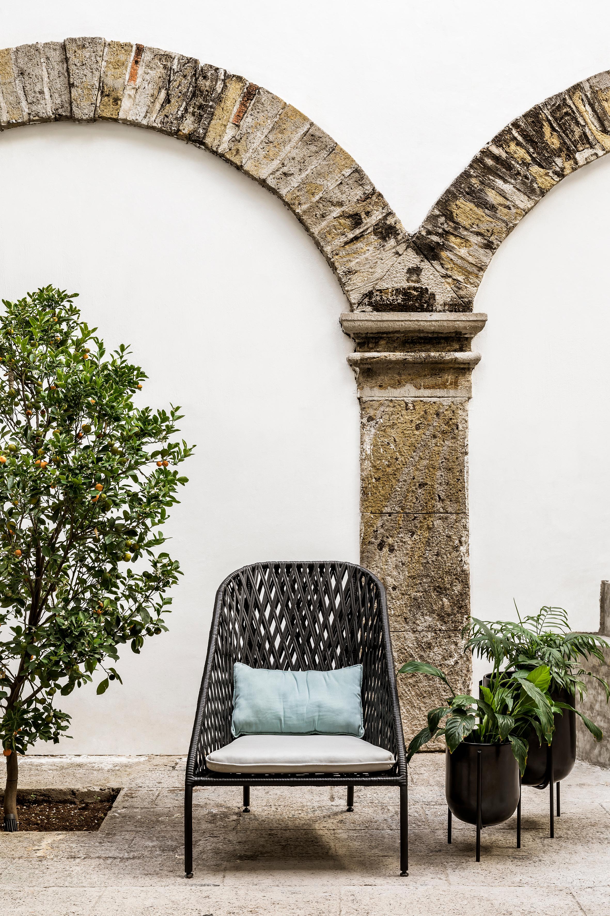 A spacious and low chair perfect for resting and relaxing.? Combines synthetic weaving technique with an aluminium light structure perfect for outdoor living. 
“Tumbona” is total comfort. Its concave shape embraces you naturally allowing a total