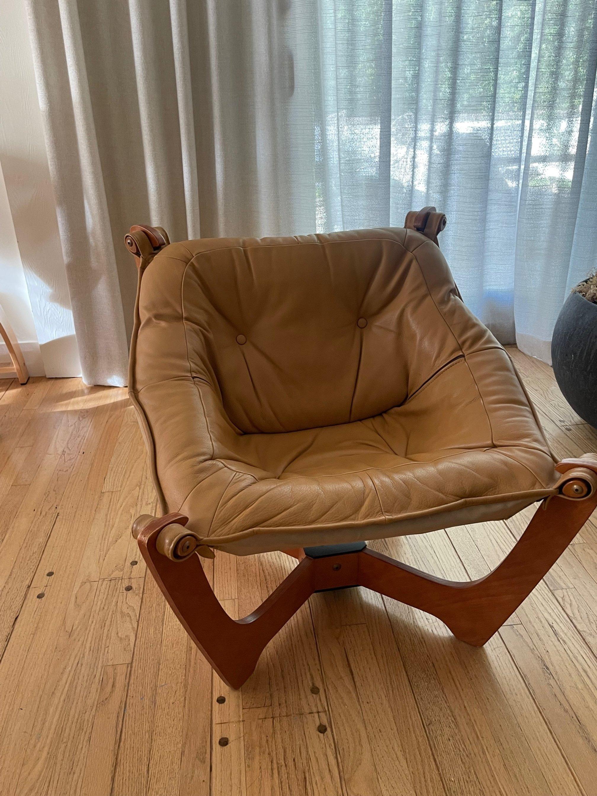 Chaise longue en cuir de style danois du milieu du siècle, en teck, attribuée à Odd Knutson.
