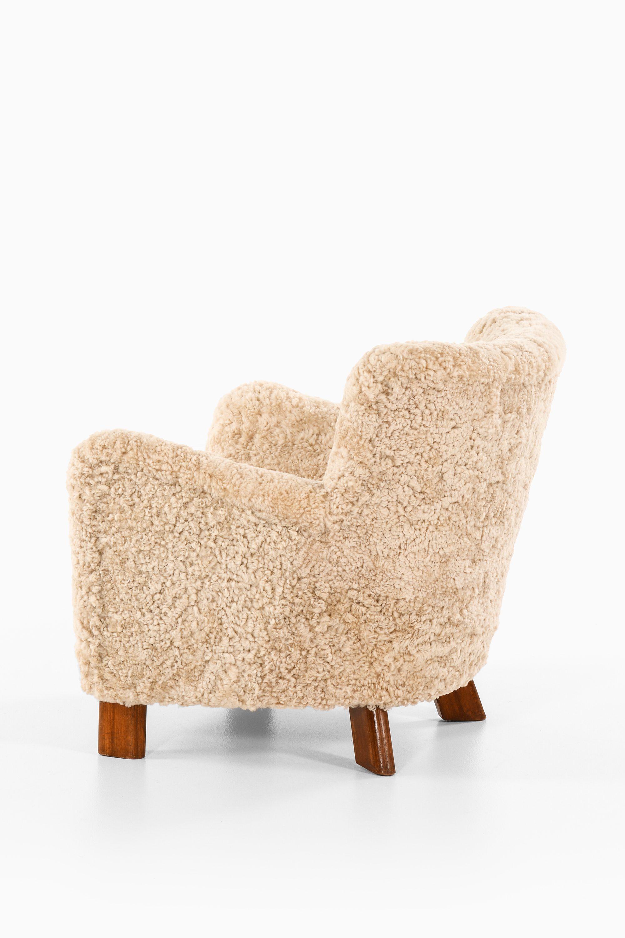 Easy Chair in Beech and Newly Reupholstered in Sheepskin by Fritz Hansen, 1938 Danés en venta