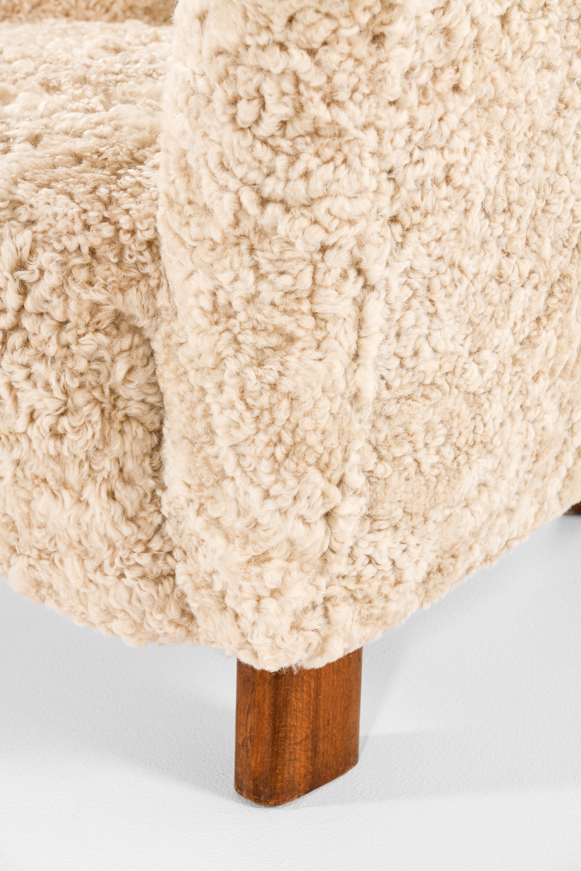 Easy Chair in Beech and Newly Reupholstered in Sheepskin by Fritz Hansen, 1938 en Bueno estado para la venta en Limhamn, Skåne län