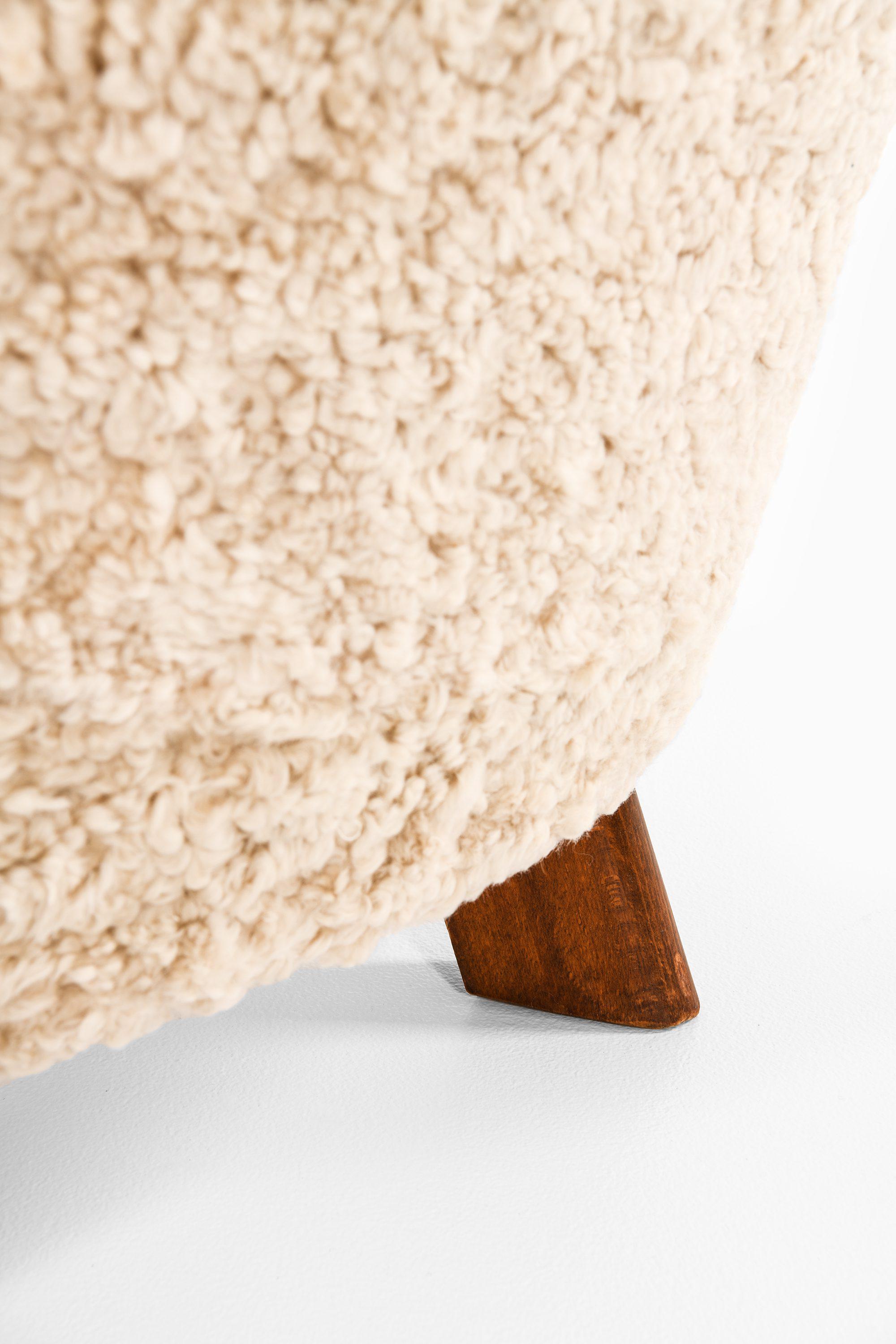 Easy Chair in Beech and Newly Reupholstered in Sheepskin by Fritz Hansen, 1938 Haya en venta