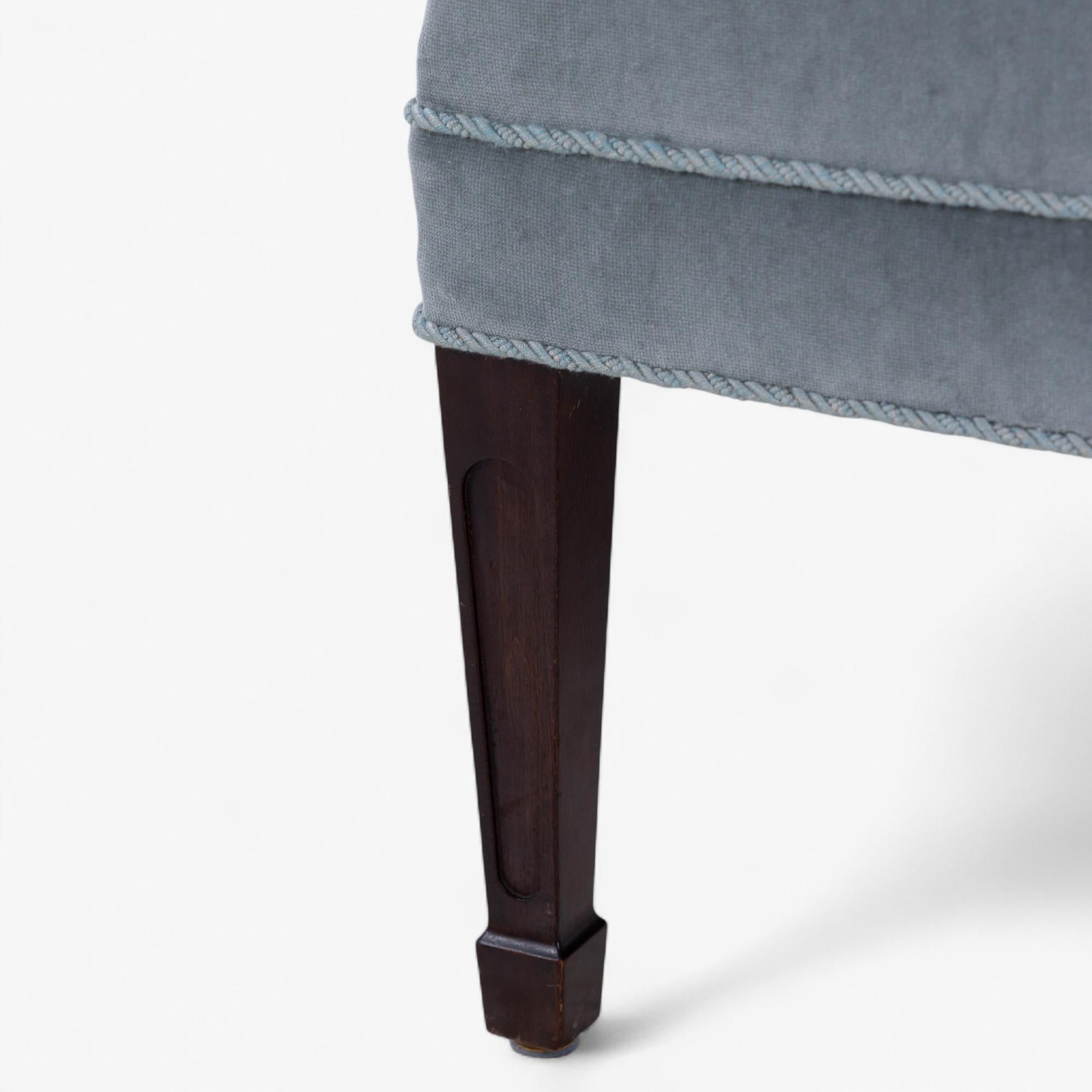 Easy chair in new fabric from the 1940's by Frits Henningsen In Good Condition For Sale In Copenhagen, DK