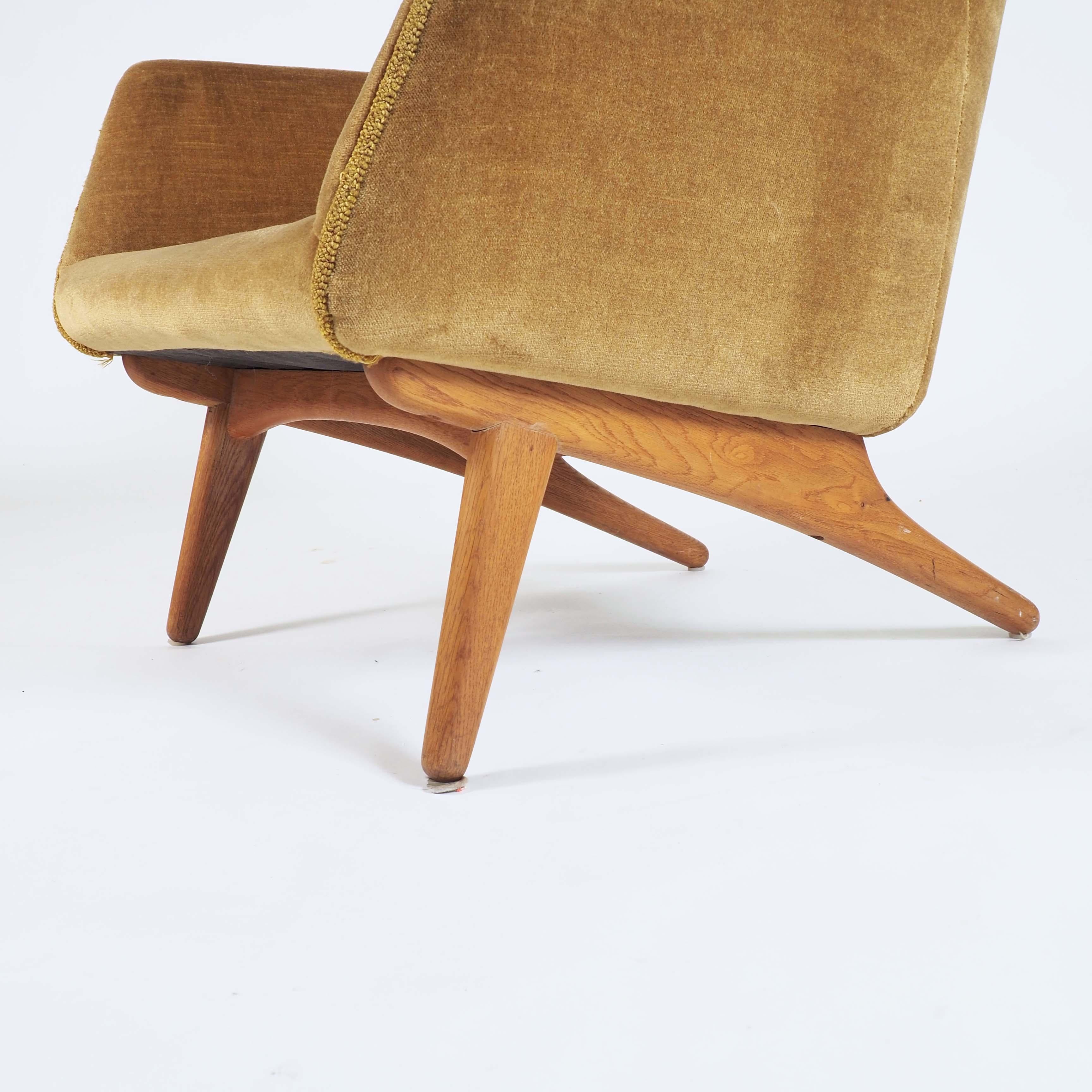 Mid-20th Century Easy Chair in Oak and Fabric by Illum Wikkelsø, Denmark