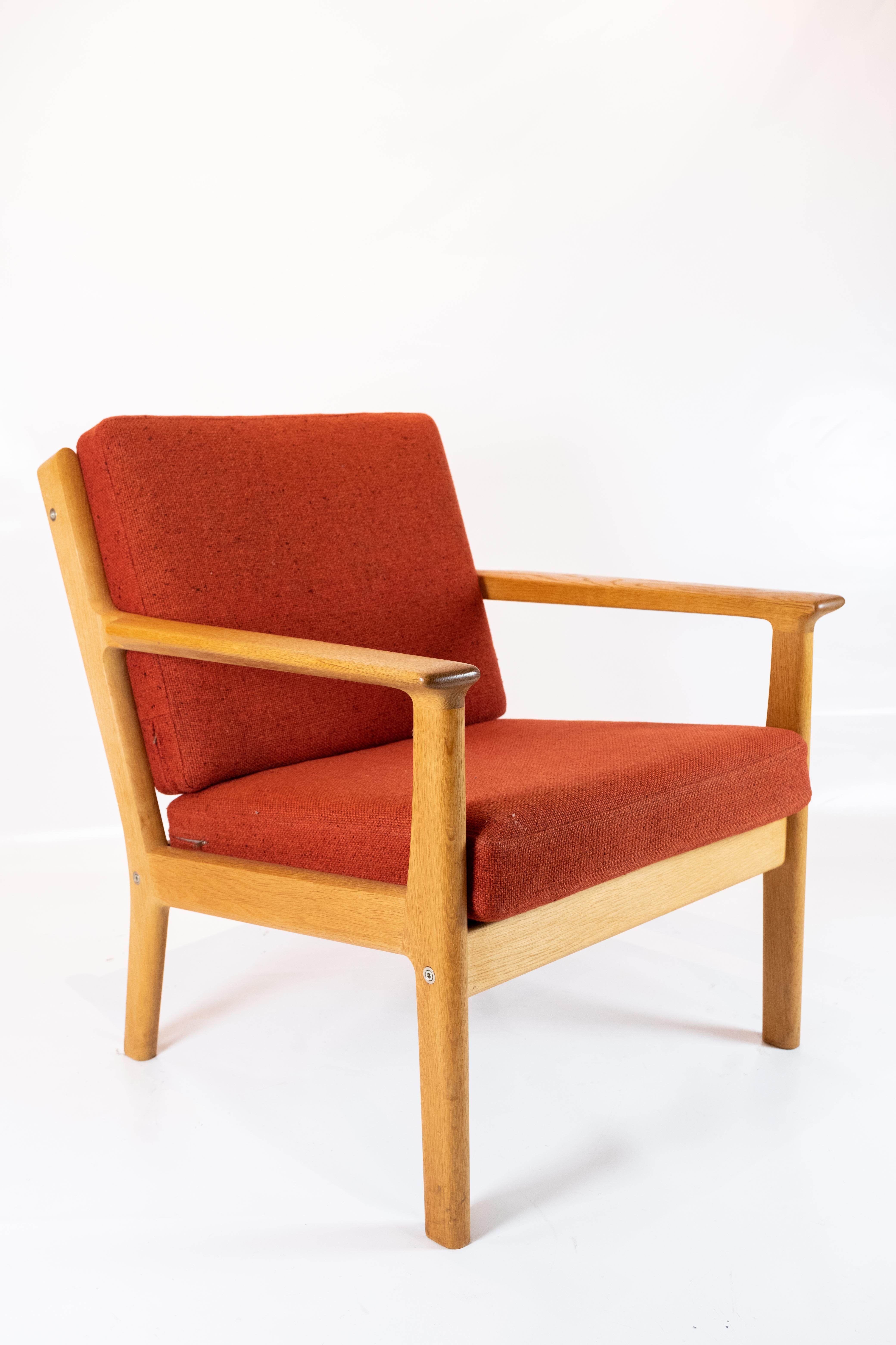 Scandinave moderne Fauteuil en chêne et tissu de laine rouge de Hans J. Wegner et GETAMA en vente